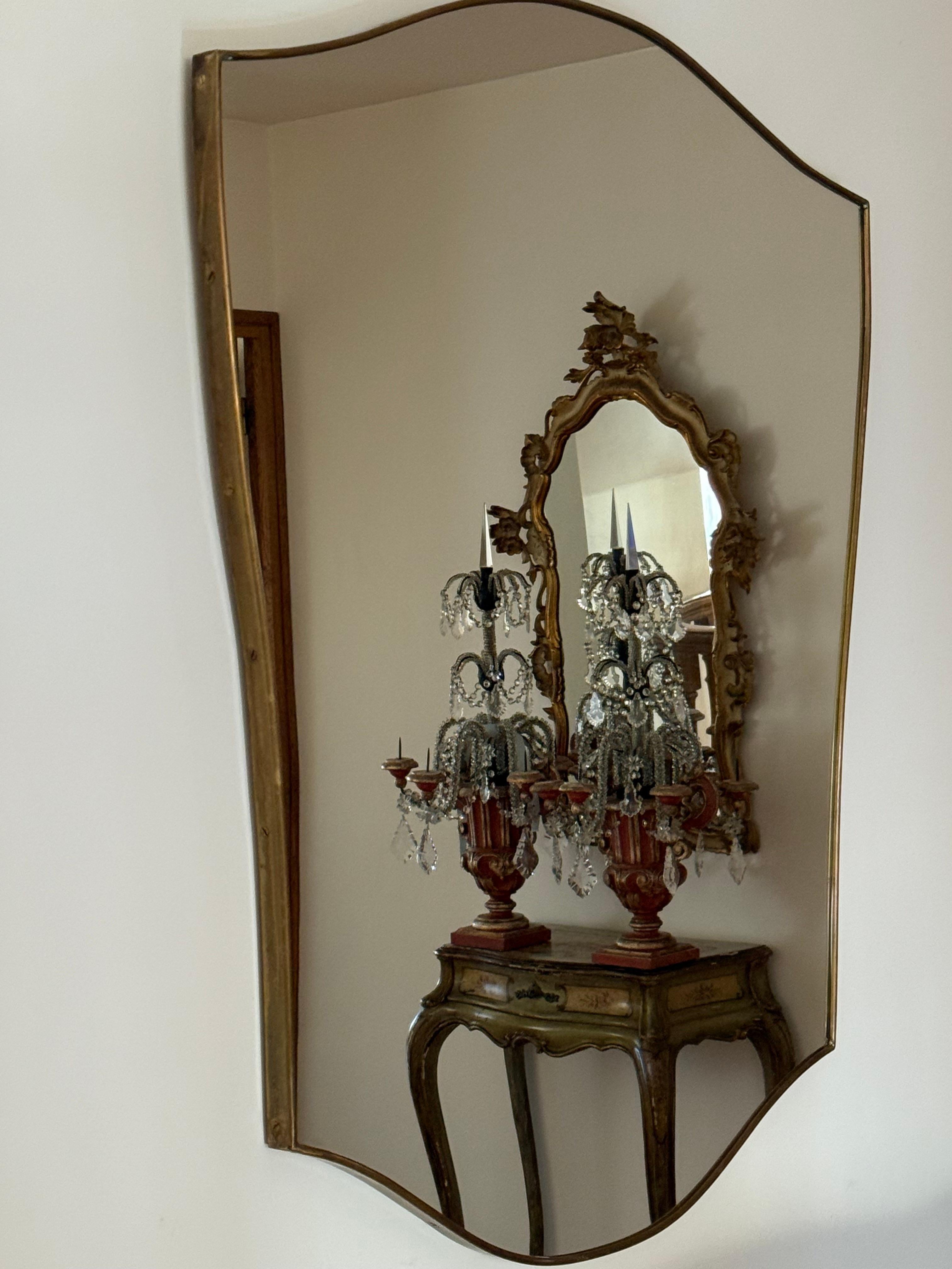Laiton Grand miroir mural moderniste en laiton des années 1950, style Gio Ponti en vente