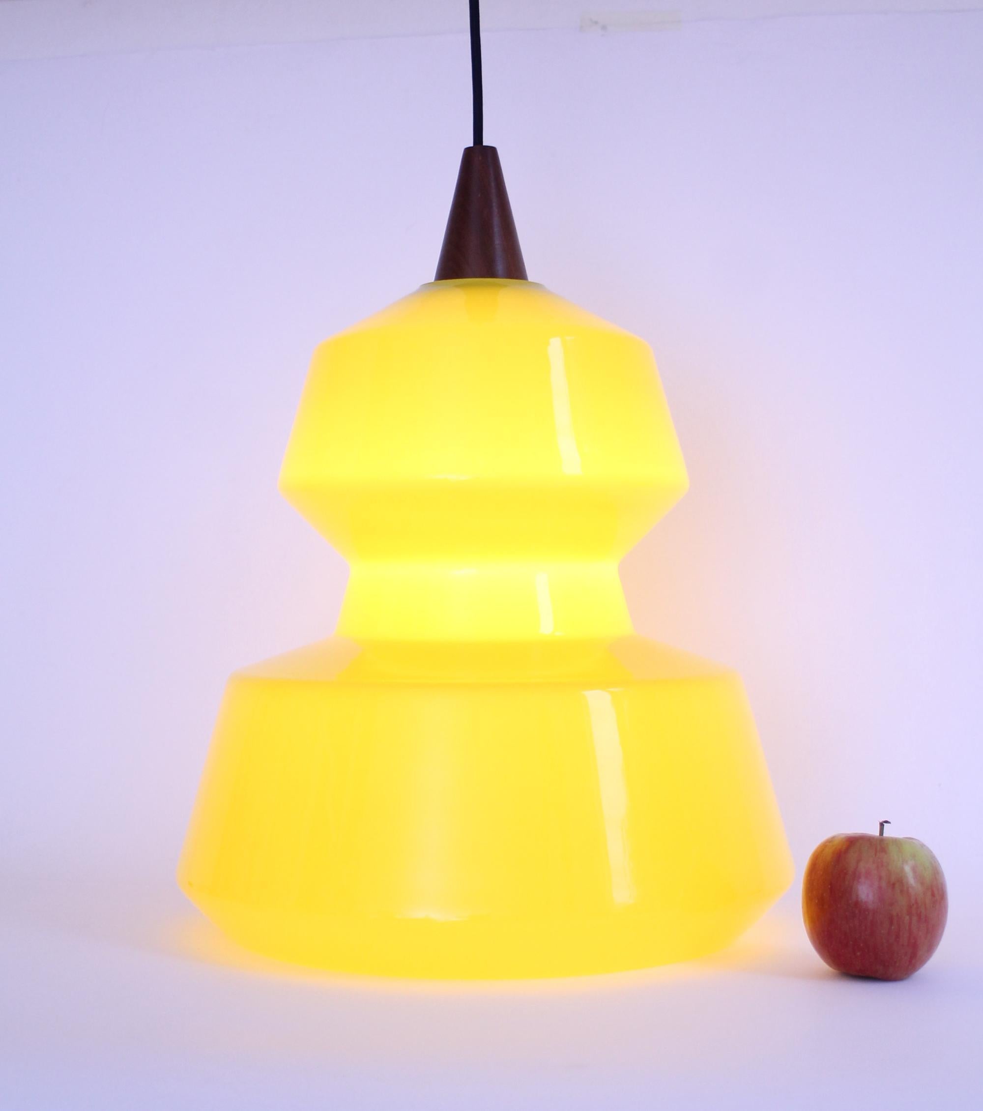 1950s ceiling/pendant Murano glass lamp (inner opaline + outer yellow) for VISTOSI vetreria

Designed by Guglielmo Vistosi
Manufacturer: Vistosi Vetreria (Murano - Italy)
Dimensions: 47cm height x Ø 37cm (glass piece with external wood canopy glass