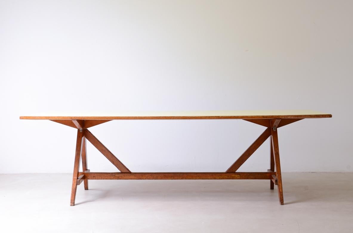 COD-2871
Mesa grande de roble con tablero de fórmica amarillo pastel.

Diseñado para un campamento de verano infantil en Thiene.

Manifacturado por Contin, Vicenza, 1955.

El diseño está fuertemente inspirado en Gio Ponti, a quien puede atribuirse