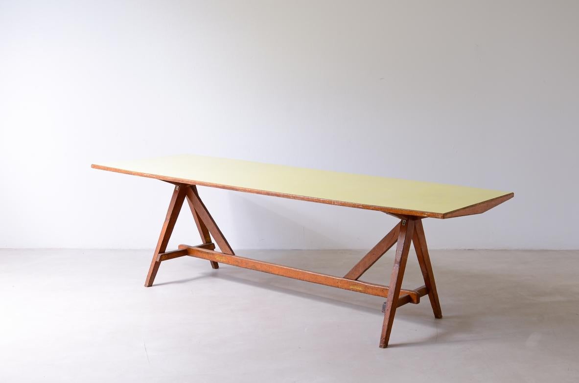 Gran mesa de roble de los años 50 con tablero de fórmica amarillo pastel. en Bueno estado para la venta en Milano, IT