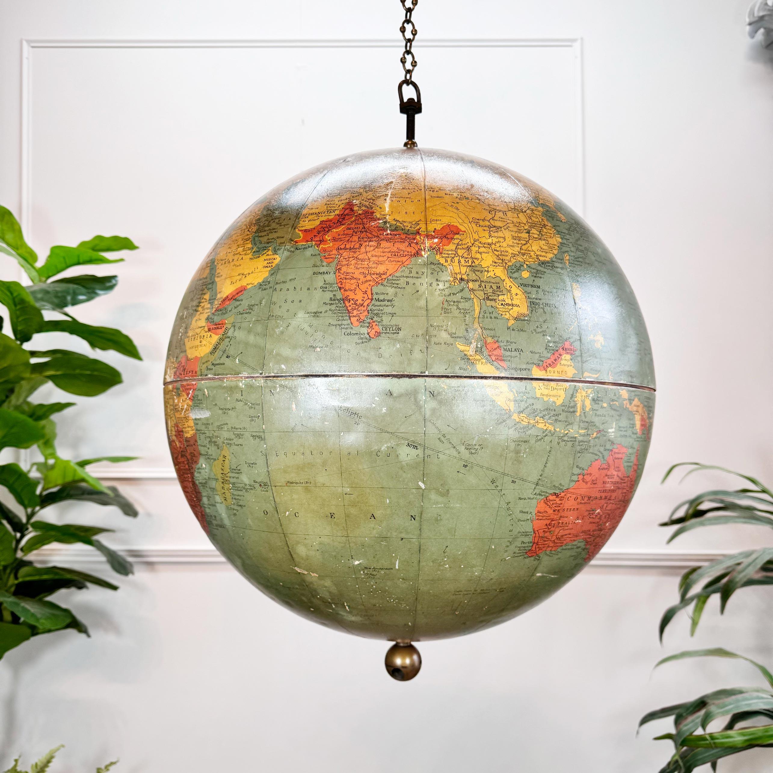 Large 1950's Philips' Hanging Globe Moderno de mediados de siglo en venta