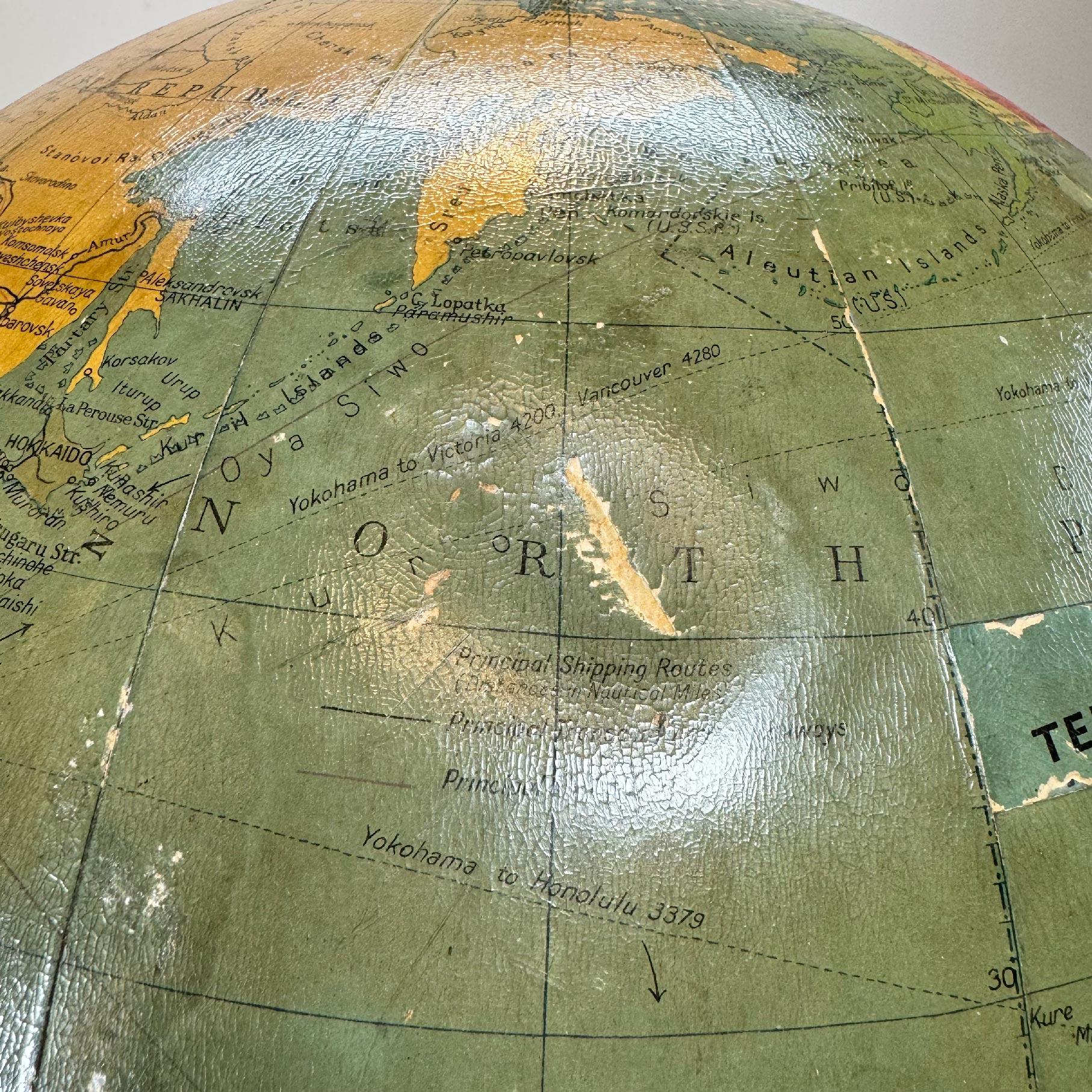 Large 1950's Philips' Hanging Globe Hecho a mano en venta