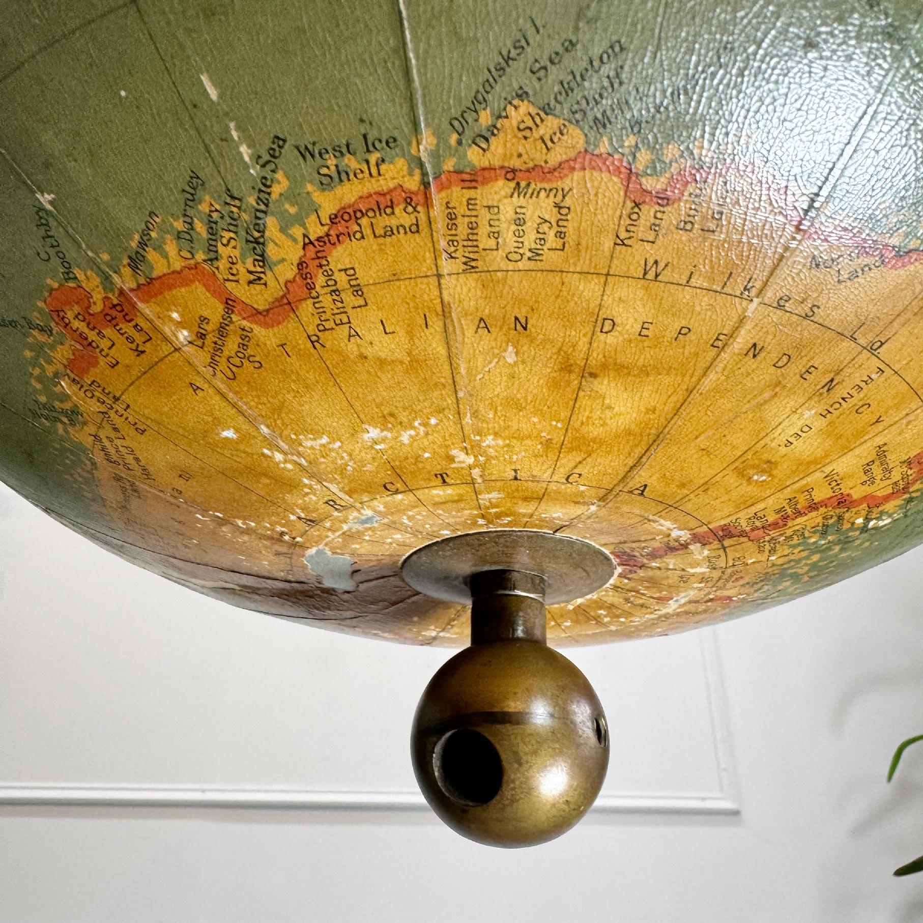 Large 1950's Philips' Hanging Globe Latón en venta