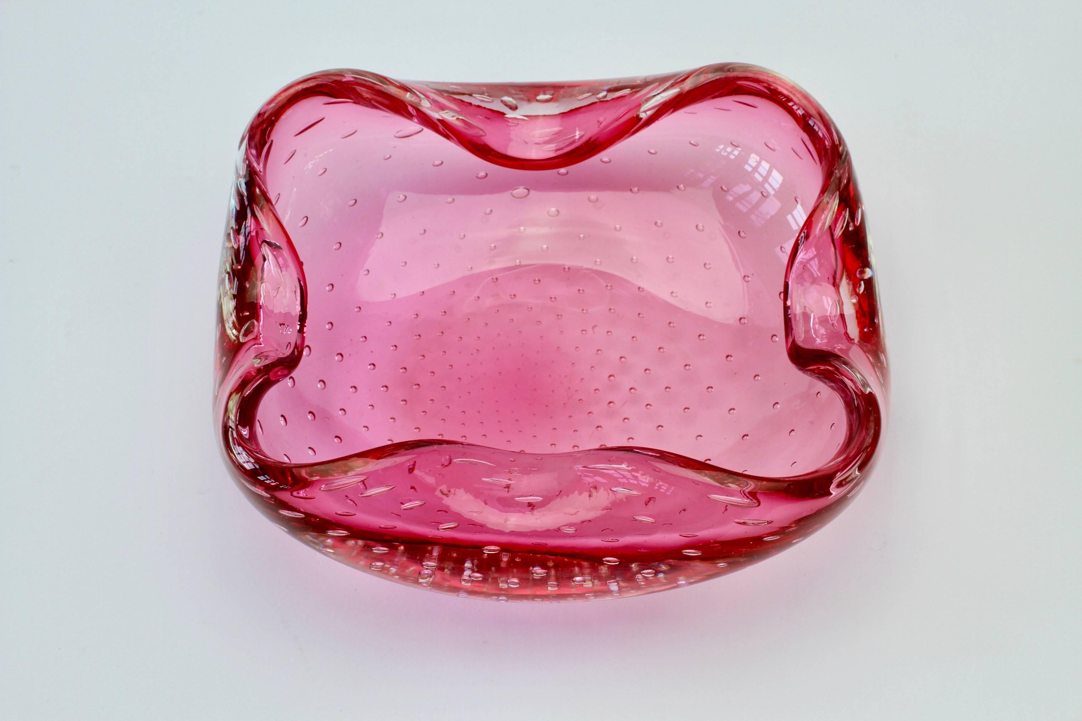 A beautiful large vintage rectangular biomorphic shaped pink glass 'Bullicante' (controlled bubble) bowl or ashtray with folded rims. In the style of Murano glass designer Carlo Scarpa for Venini, circa 1950. A very beautiful centrepiece.