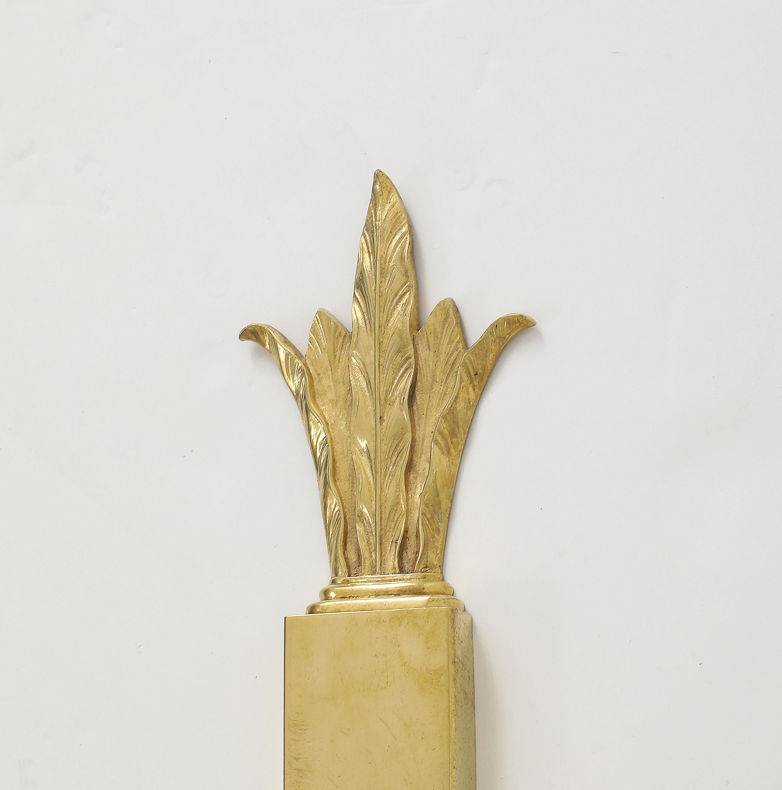 Bellissima coppia di grandi appliques francesi in ottone massiccio degli anni '50, completamente restaurate e ricablate con lievi segni di usura e patina dovuti all'età e all'uso.