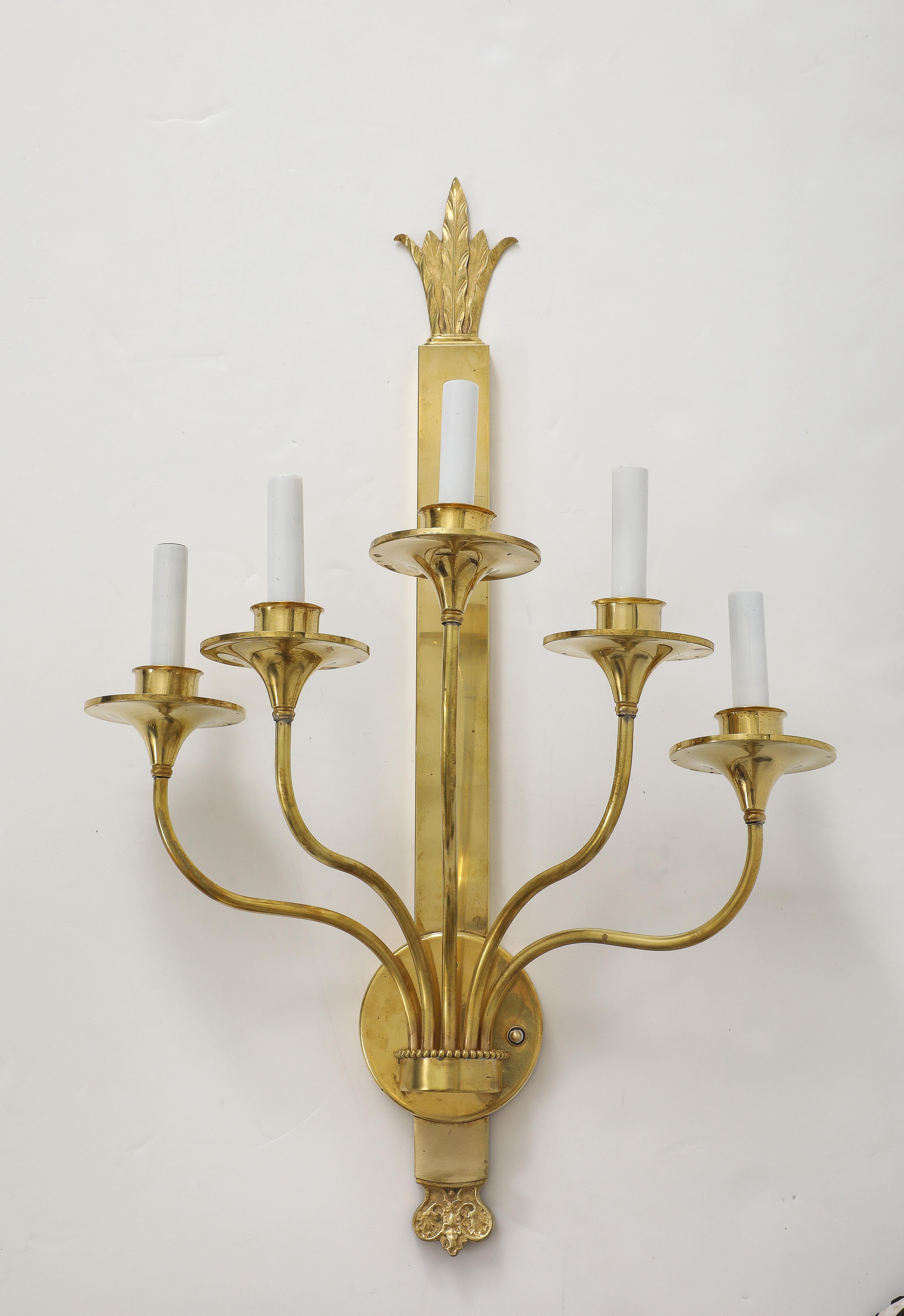 Grande applique francese in ottone massiccio degli anni '50 In condizioni buone in vendita a New York, NY