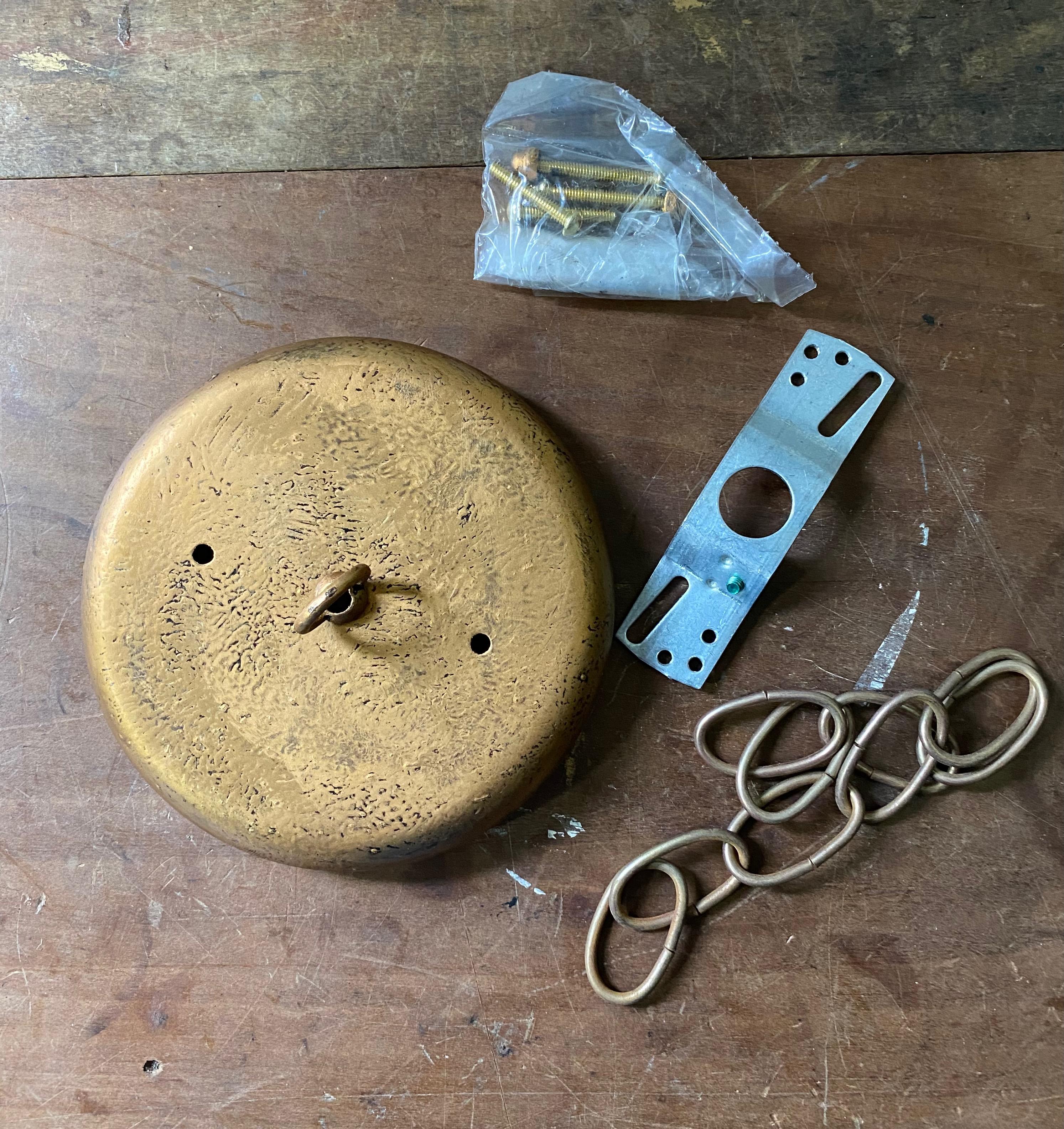 Grand plafonnier espagnol des années 1950 à couronne en métal doré en vente 3