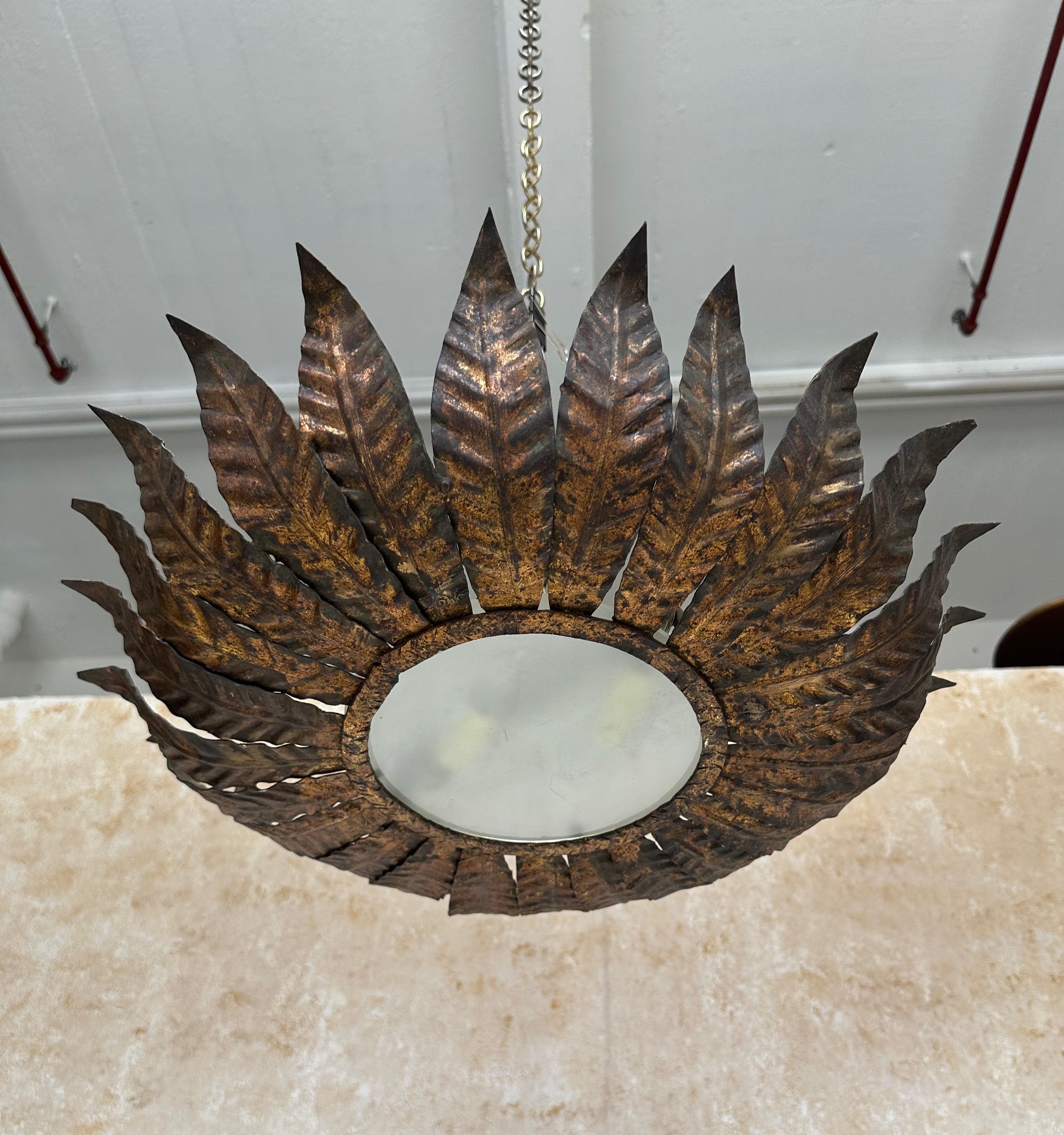 Art nouveau Grand plafonnier espagnol des années 1950 à couronne en métal doré en vente