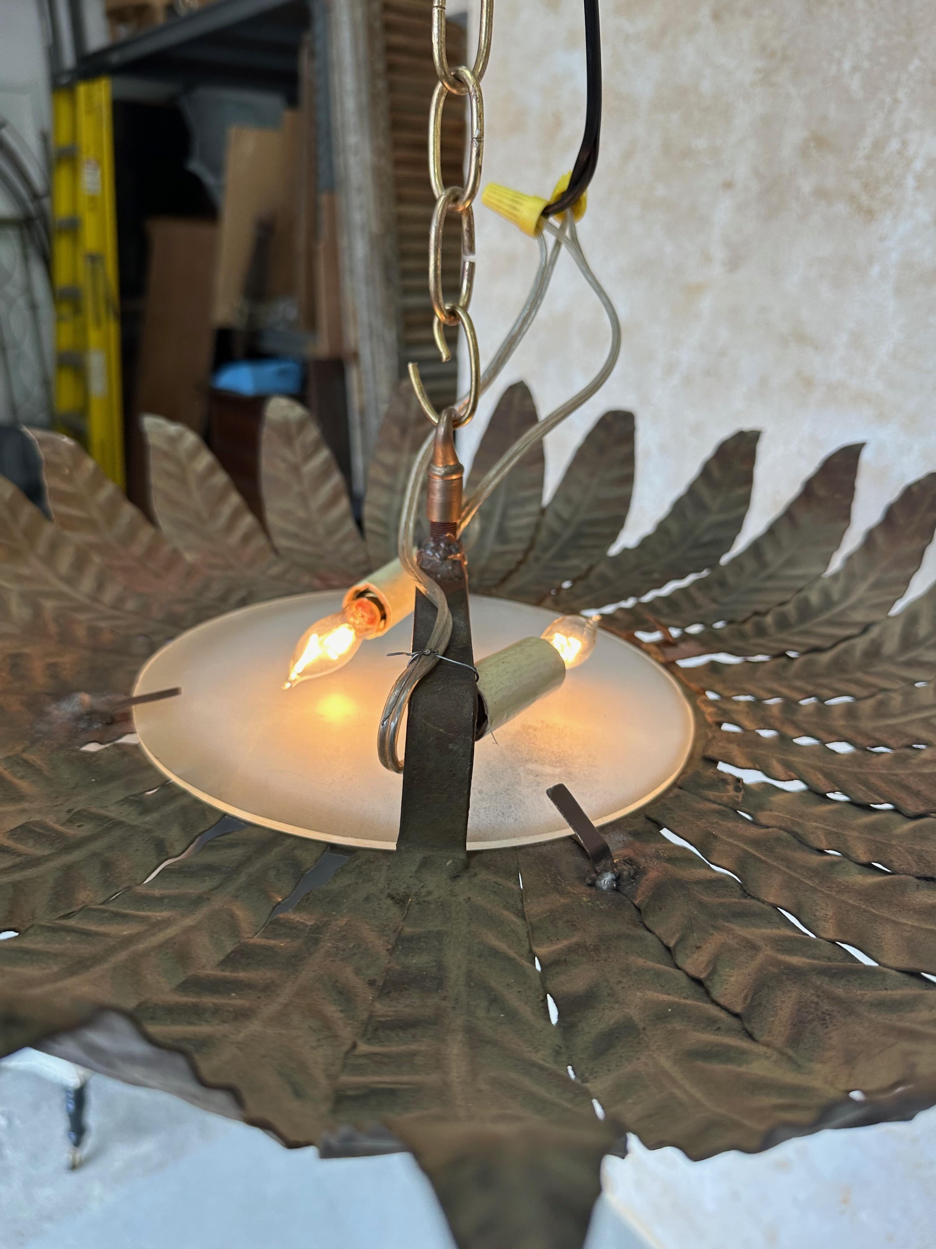 Espagnol Grand plafonnier espagnol des années 1950 à couronne en métal doré en vente