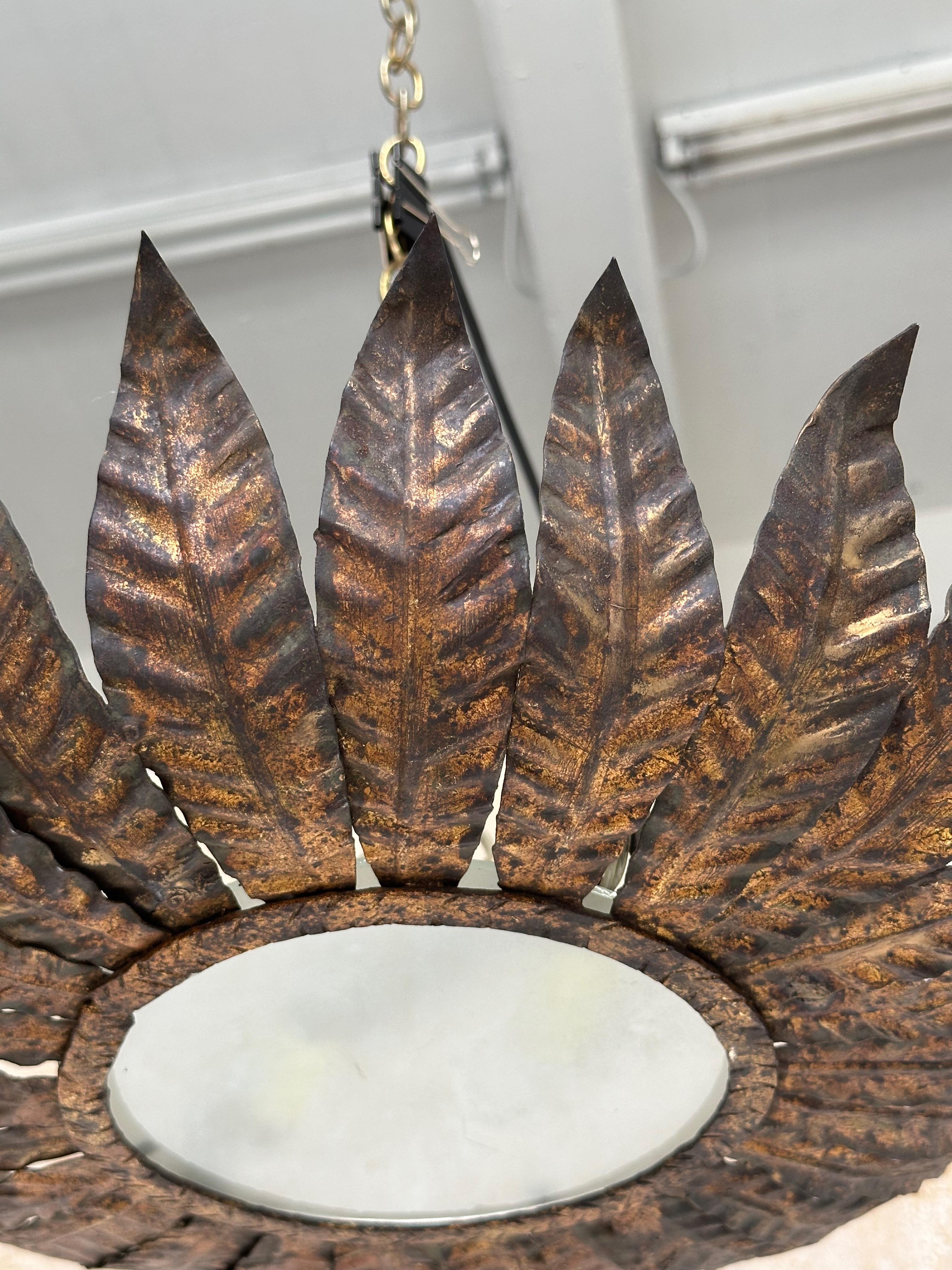 Doré Grand plafonnier espagnol des années 1950 à couronne en métal doré en vente