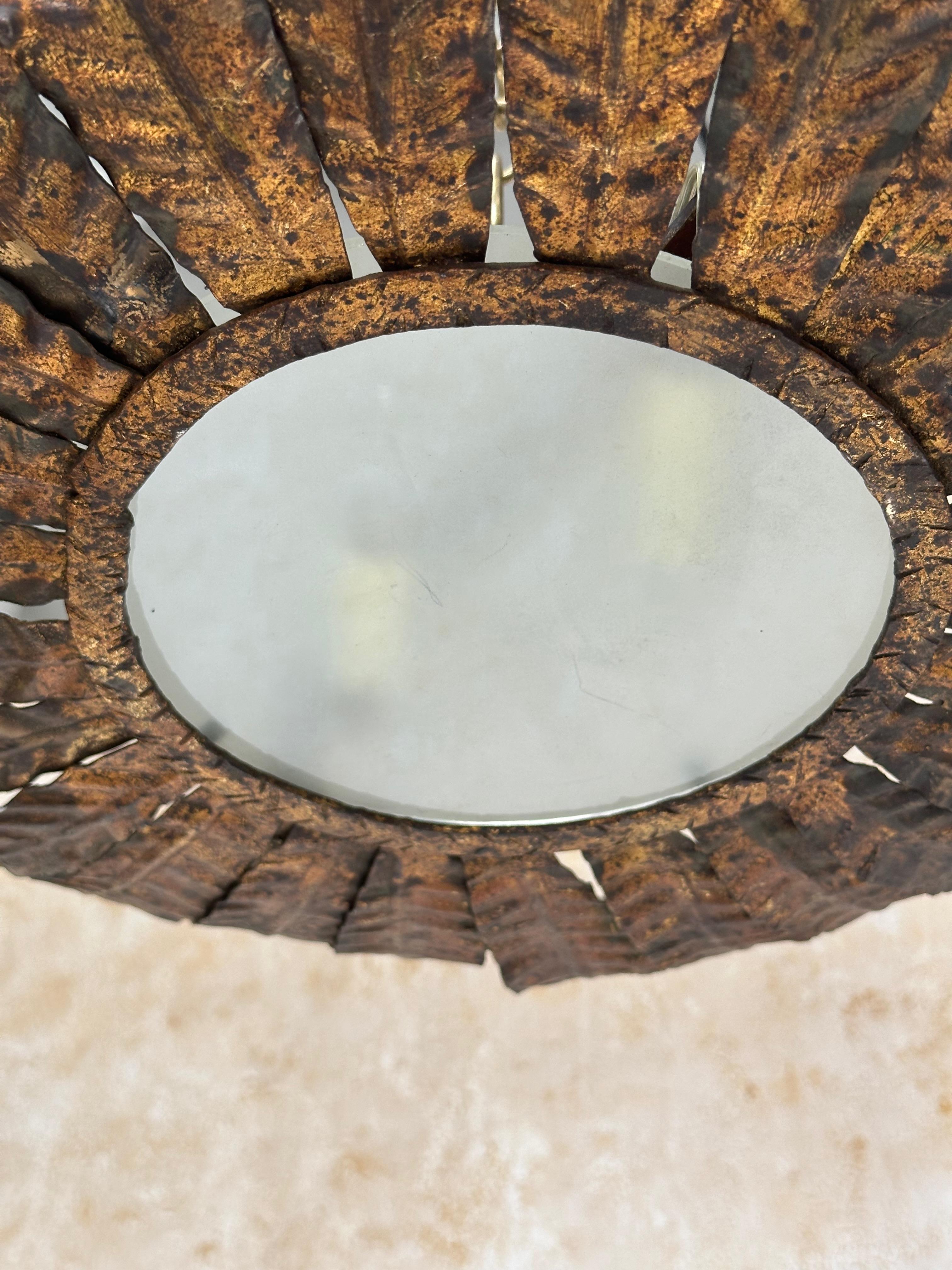 Milieu du XXe siècle Grand plafonnier espagnol des années 1950 à couronne en métal doré en vente
