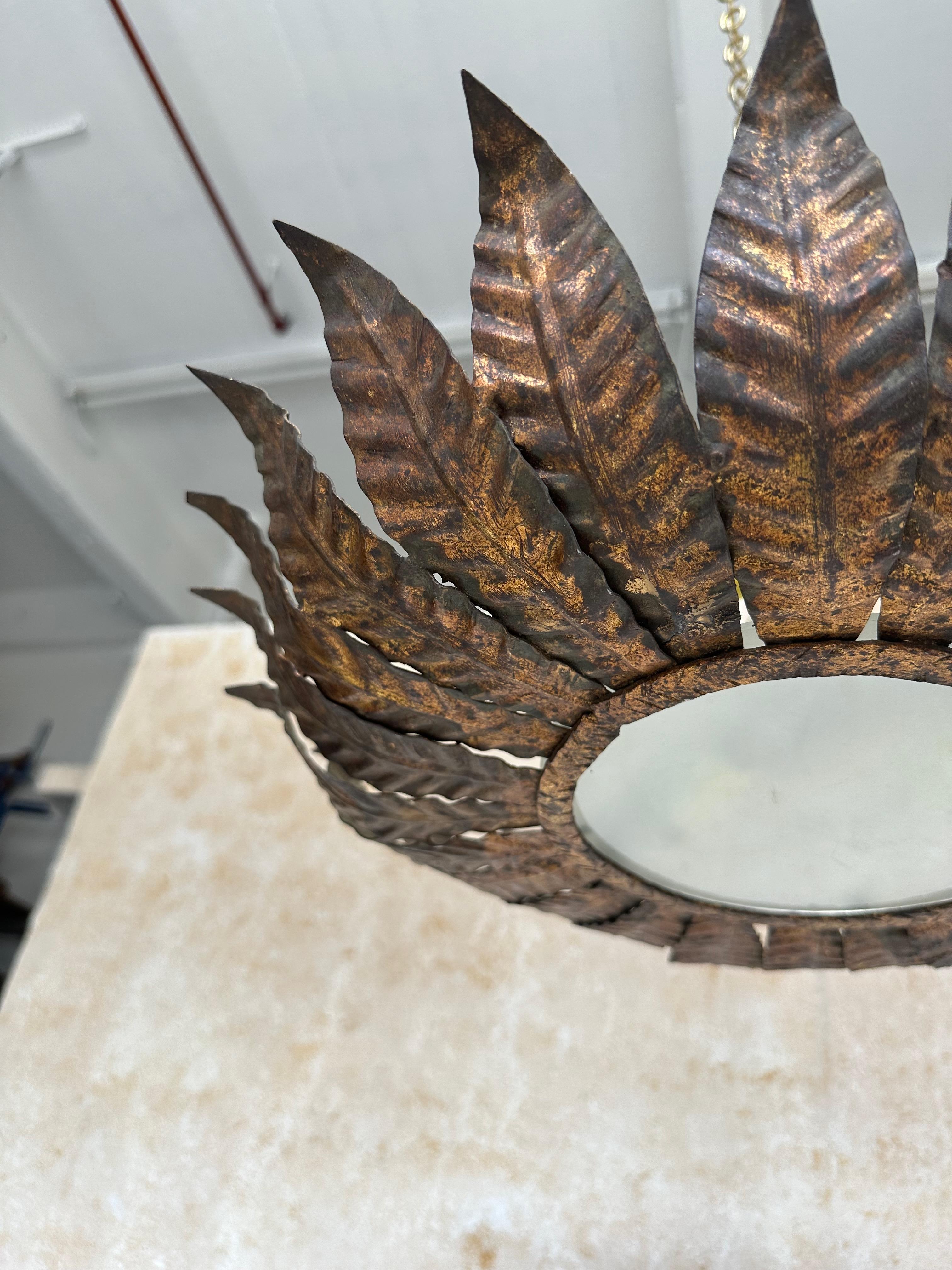 Métal Grand plafonnier espagnol des années 1950 à couronne en métal doré en vente