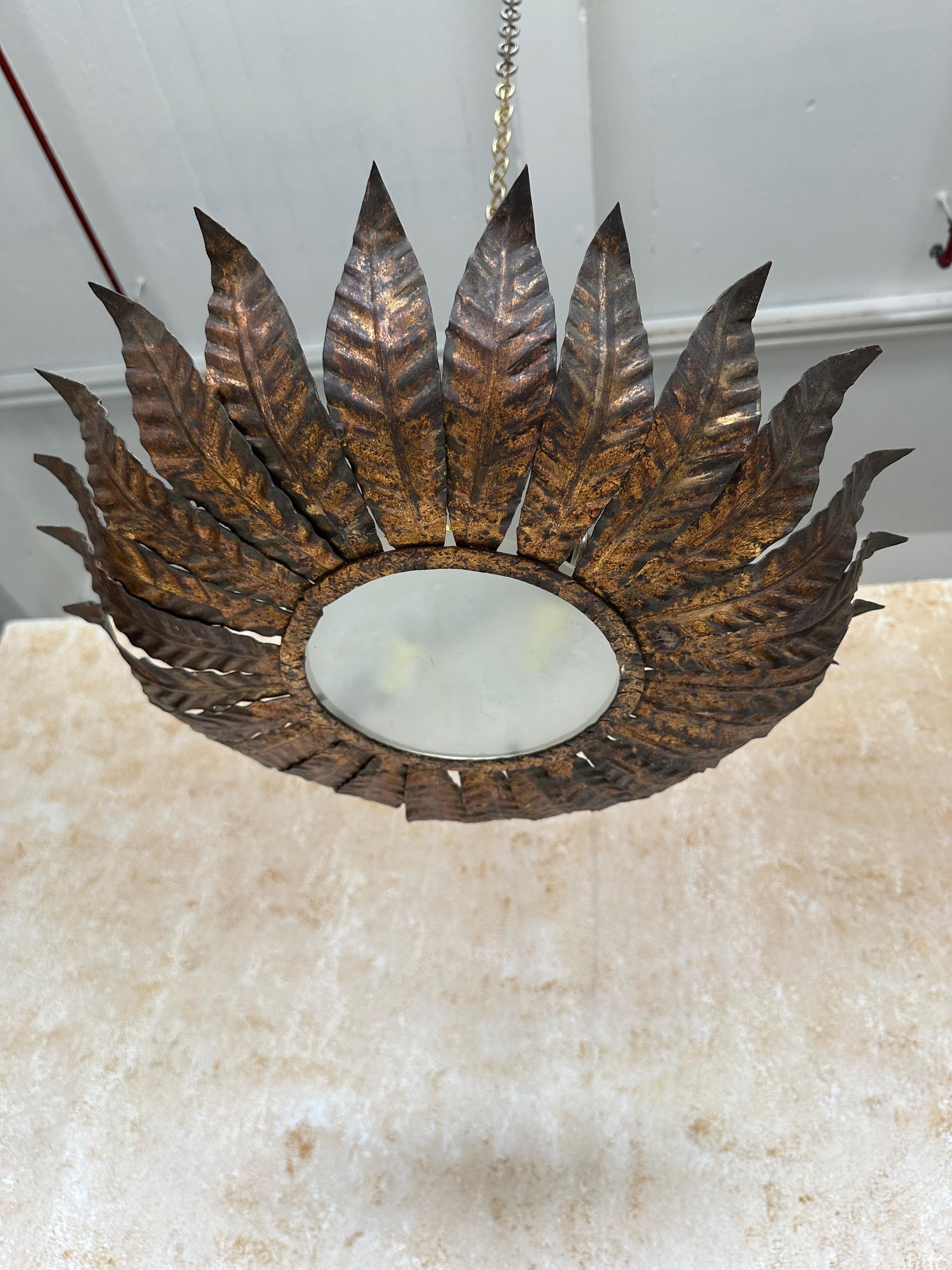 Grand plafonnier espagnol des années 1950 à couronne en métal doré en vente 1