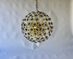 Gran lámpara de araña «Sputnik Dandelion» de los años 50, de latón y cristal, con 11 bombillas
