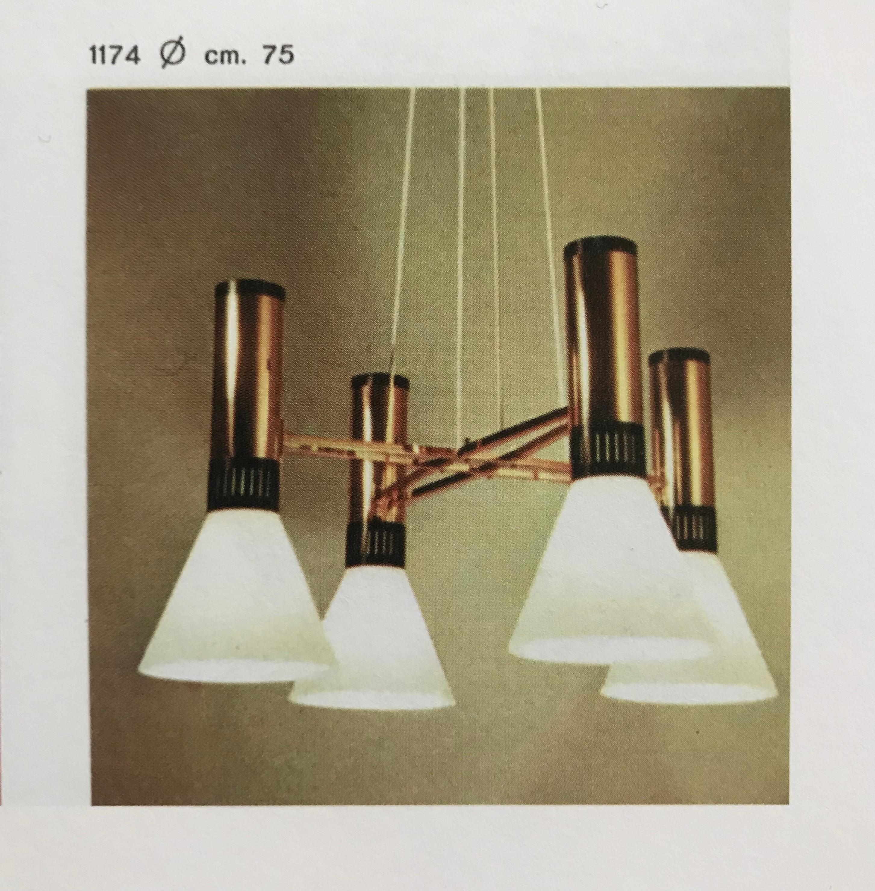 Grand lustre à 4 cônes Stilnovo modèle #1174 des années 1950. Un design italien emblématique des années 1950 composé de 4 grands cônes en verre dépoli mat 