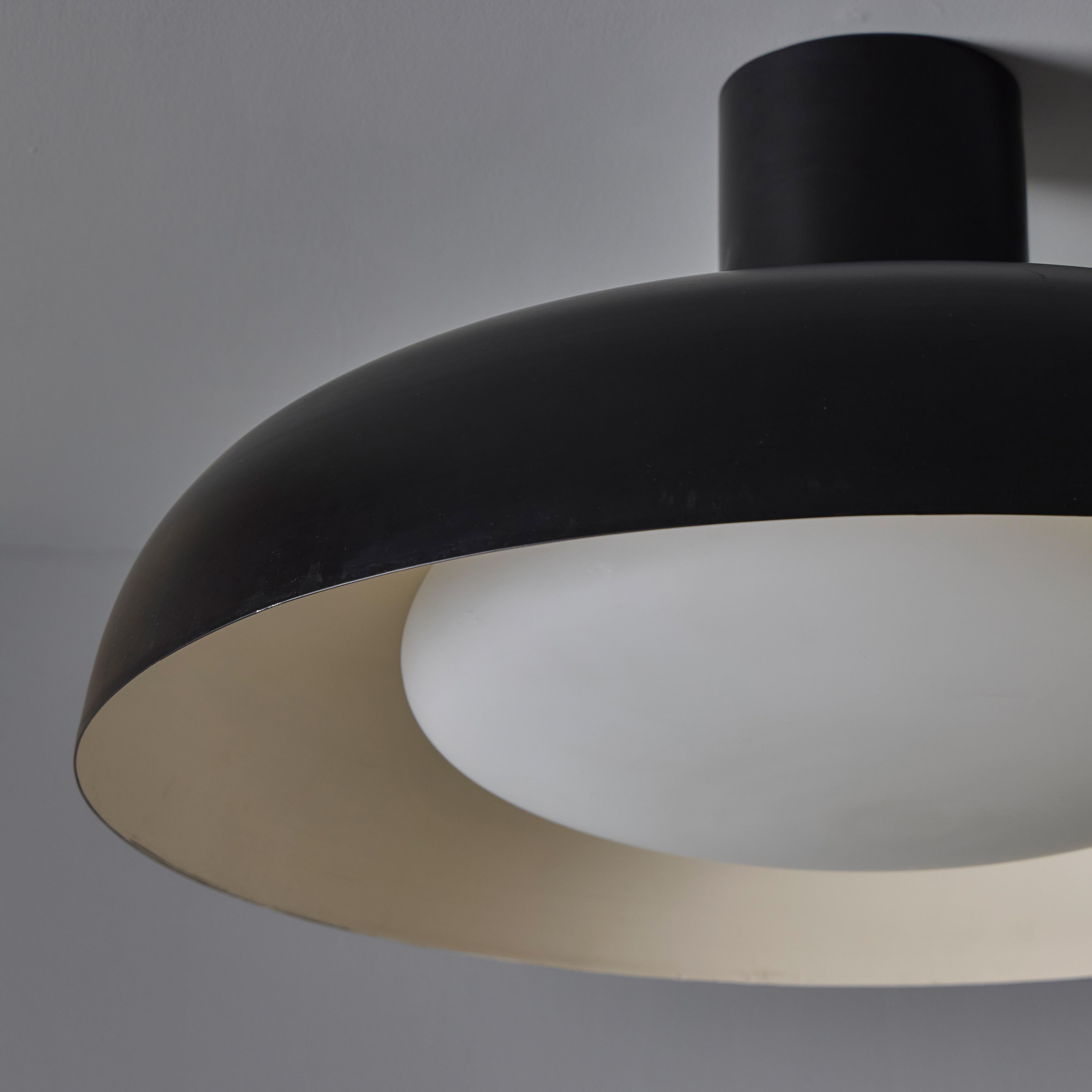 Grande lampada da soffitto in metallo nero e vetro opalino dello Stilnovo del 1950 di Bruno Gatta in vendita 2