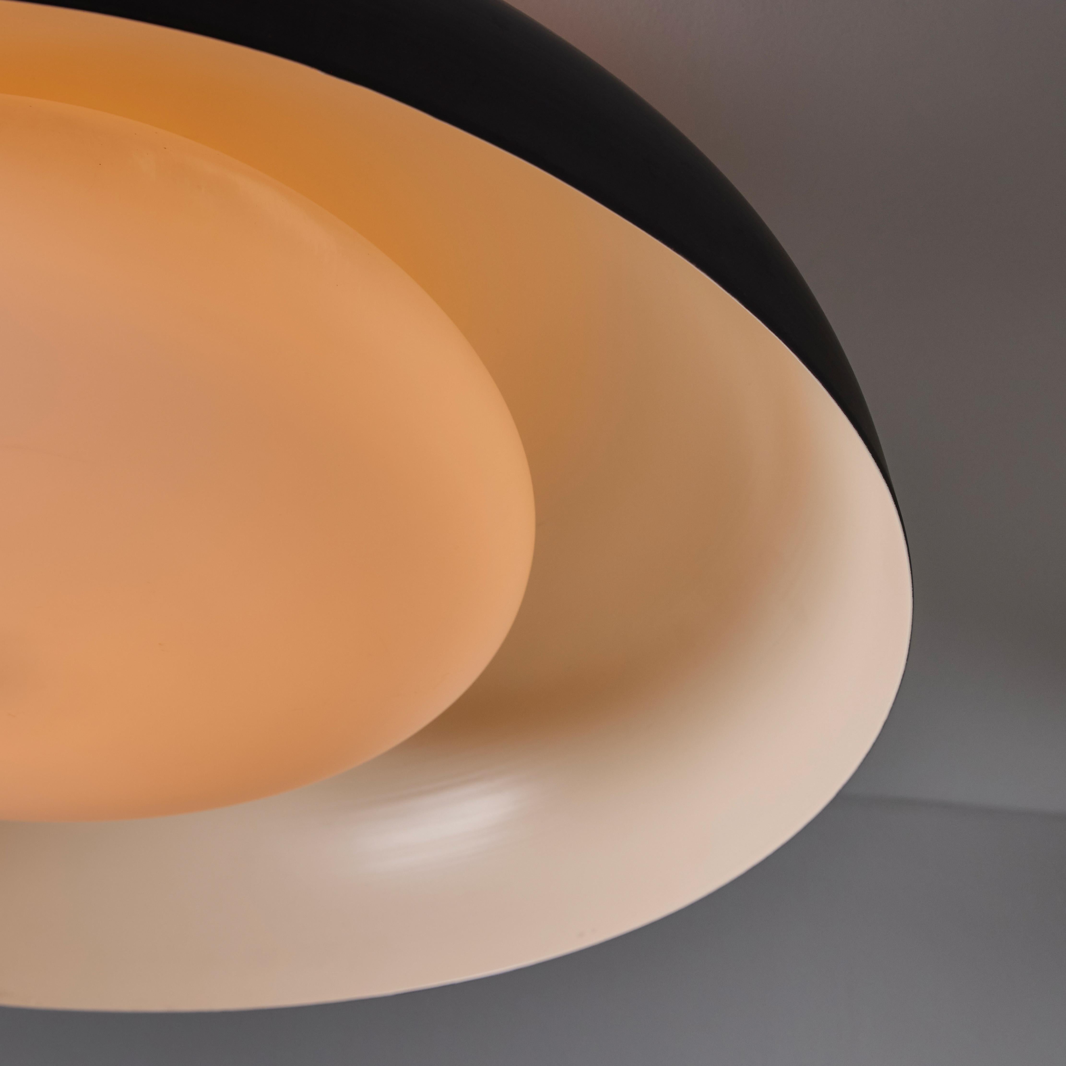 Grande lampada da soffitto in metallo nero e vetro opalino dello Stilnovo del 1950 di Bruno Gatta in vendita 3