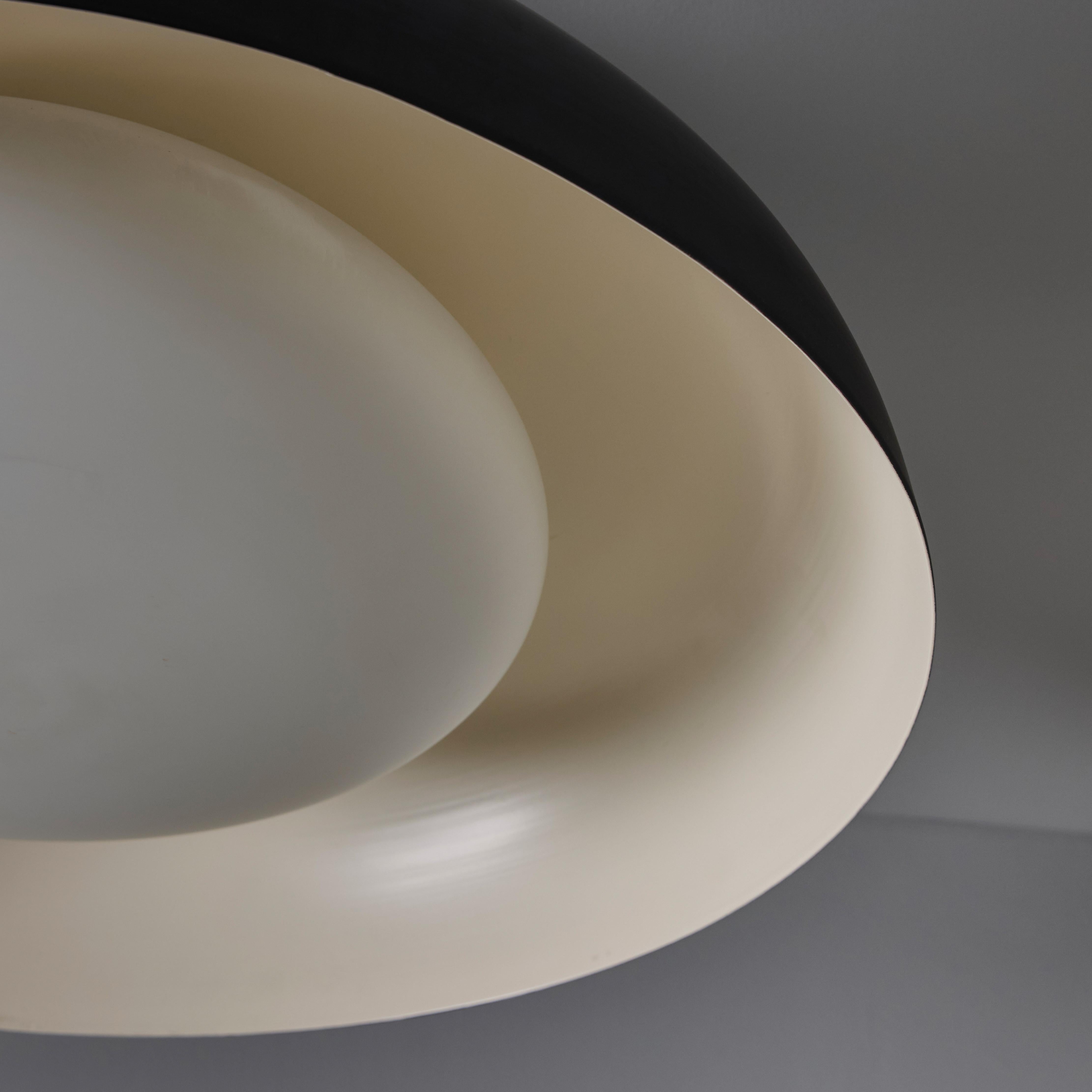 Grande lampada da soffitto in metallo nero e vetro opalino dello Stilnovo del 1950 di Bruno Gatta in vendita 4