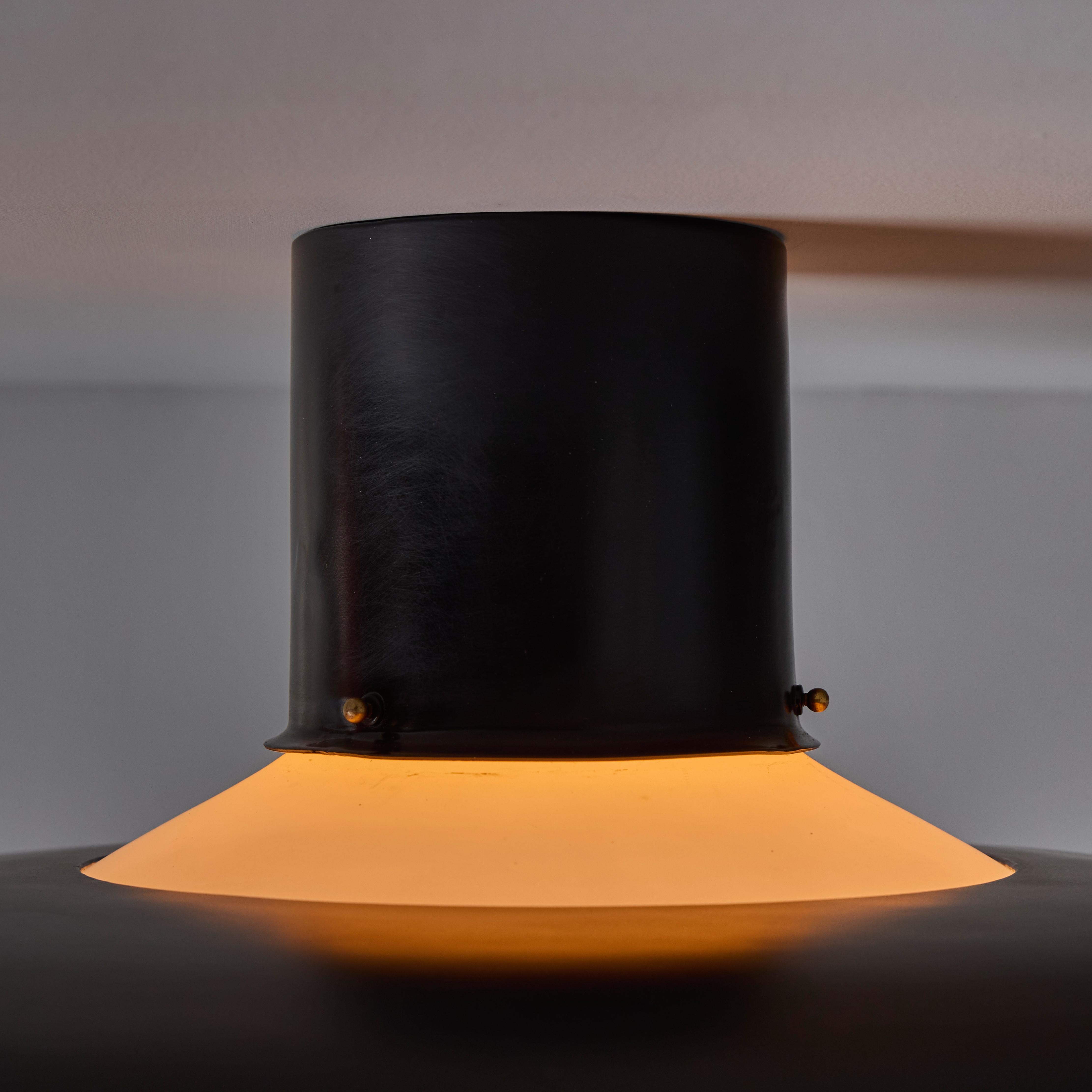 Grande lampada da soffitto in metallo nero e vetro opalino dello Stilnovo del 1950 di Bruno Gatta in vendita 5