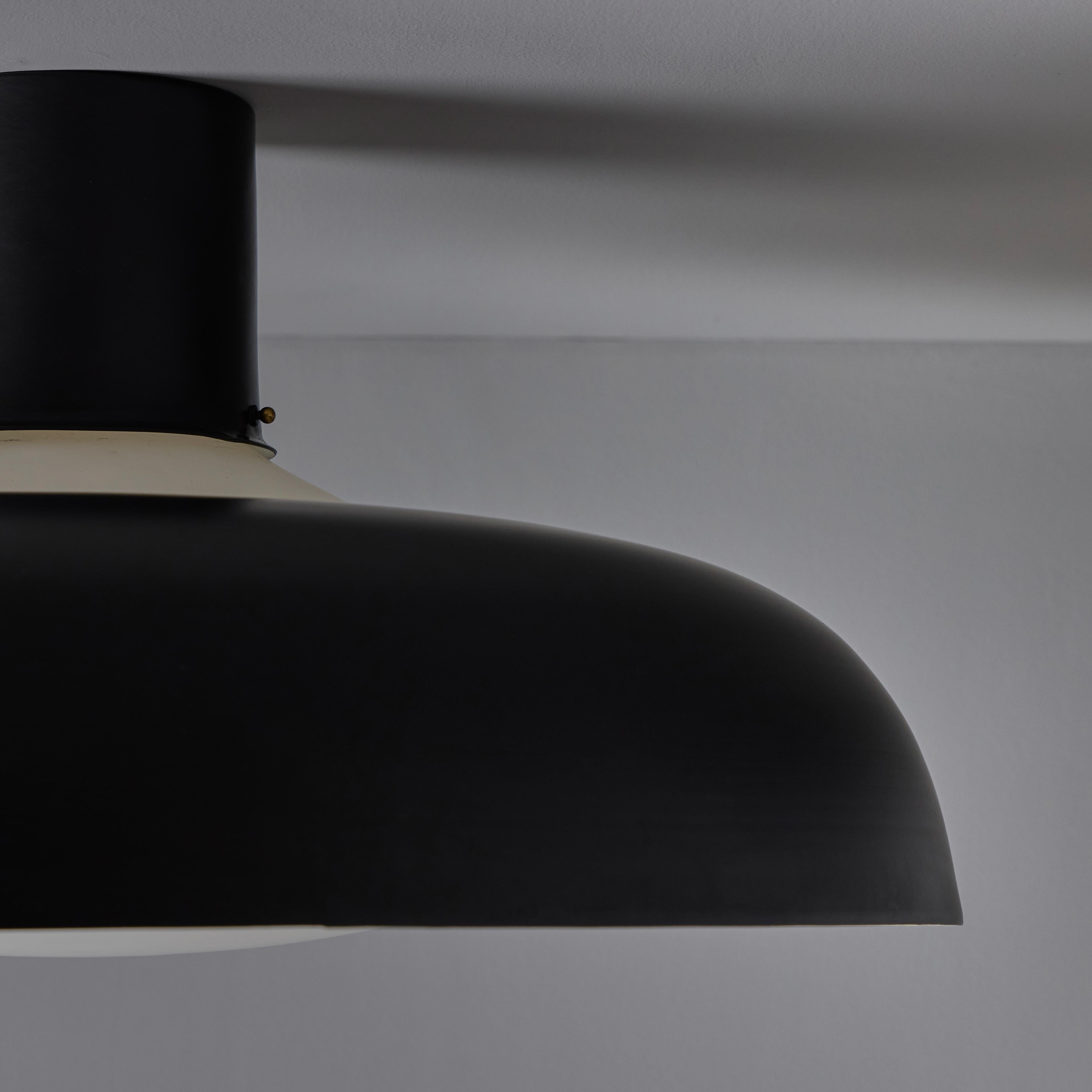 Grande lampada da soffitto in metallo nero e vetro opalino dello Stilnovo del 1950 di Bruno Gatta in vendita 8