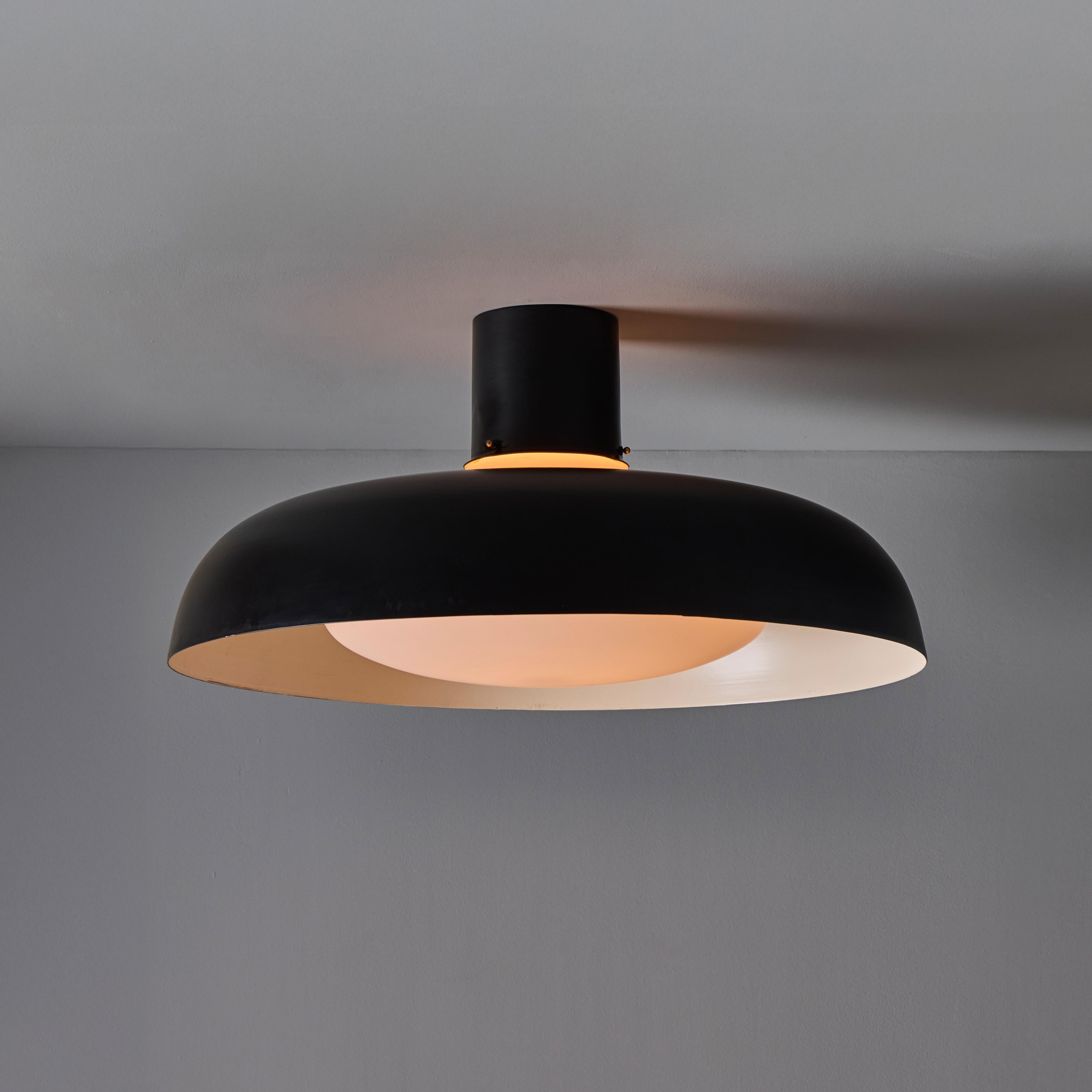 Montatura da incasso in vetro e metallo degli anni '60 attribuita a Bruno Gatta per Stilnovo. Un design italiano degli anni '50 realizzato in vetro opalino e metallo verniciato nero. Una plafoniera funzionale e allo stesso tempo altamente scultorea,