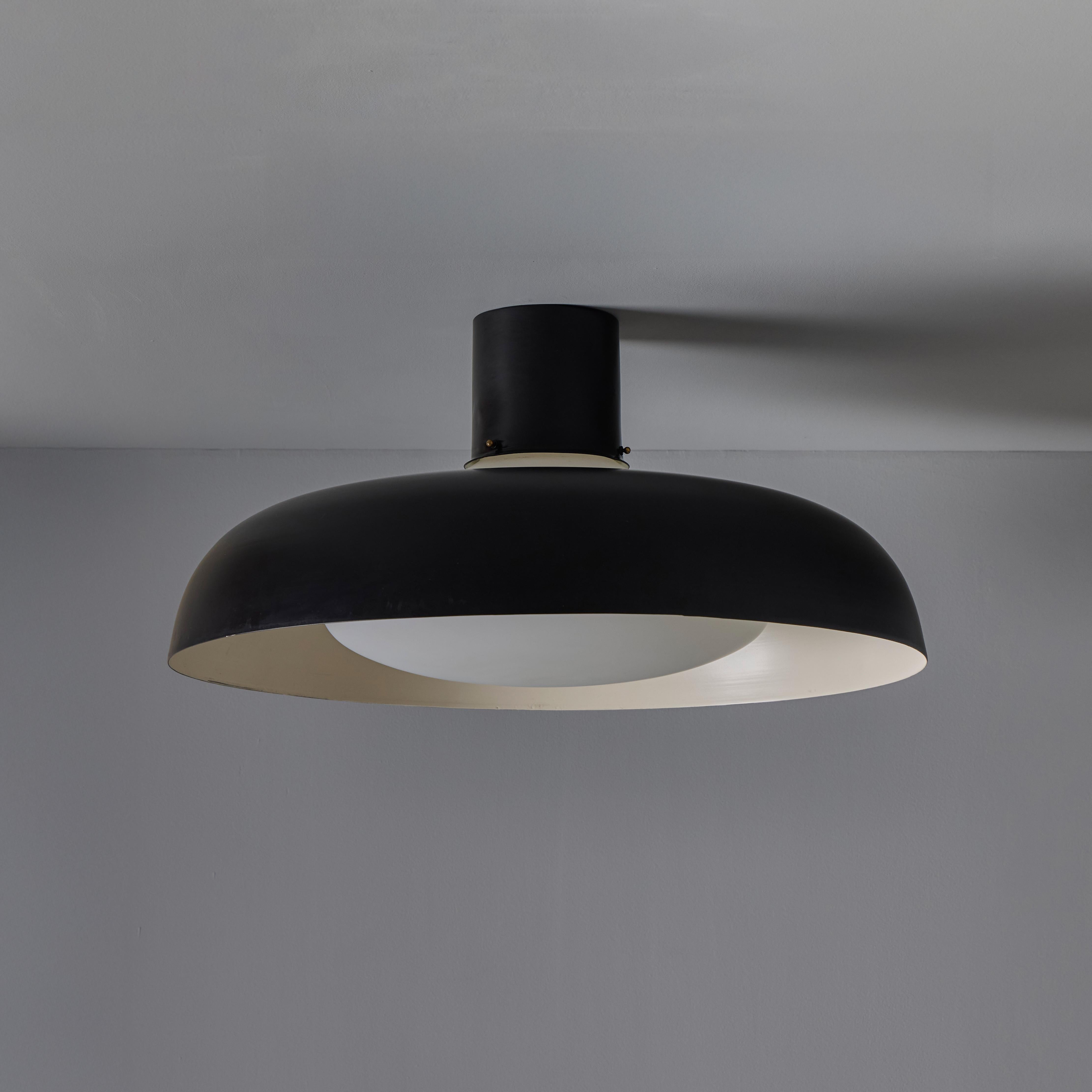 Mid-Century moderno Grande lampada da soffitto in metallo nero e vetro opalino dello Stilnovo del 1950 di Bruno Gatta in vendita