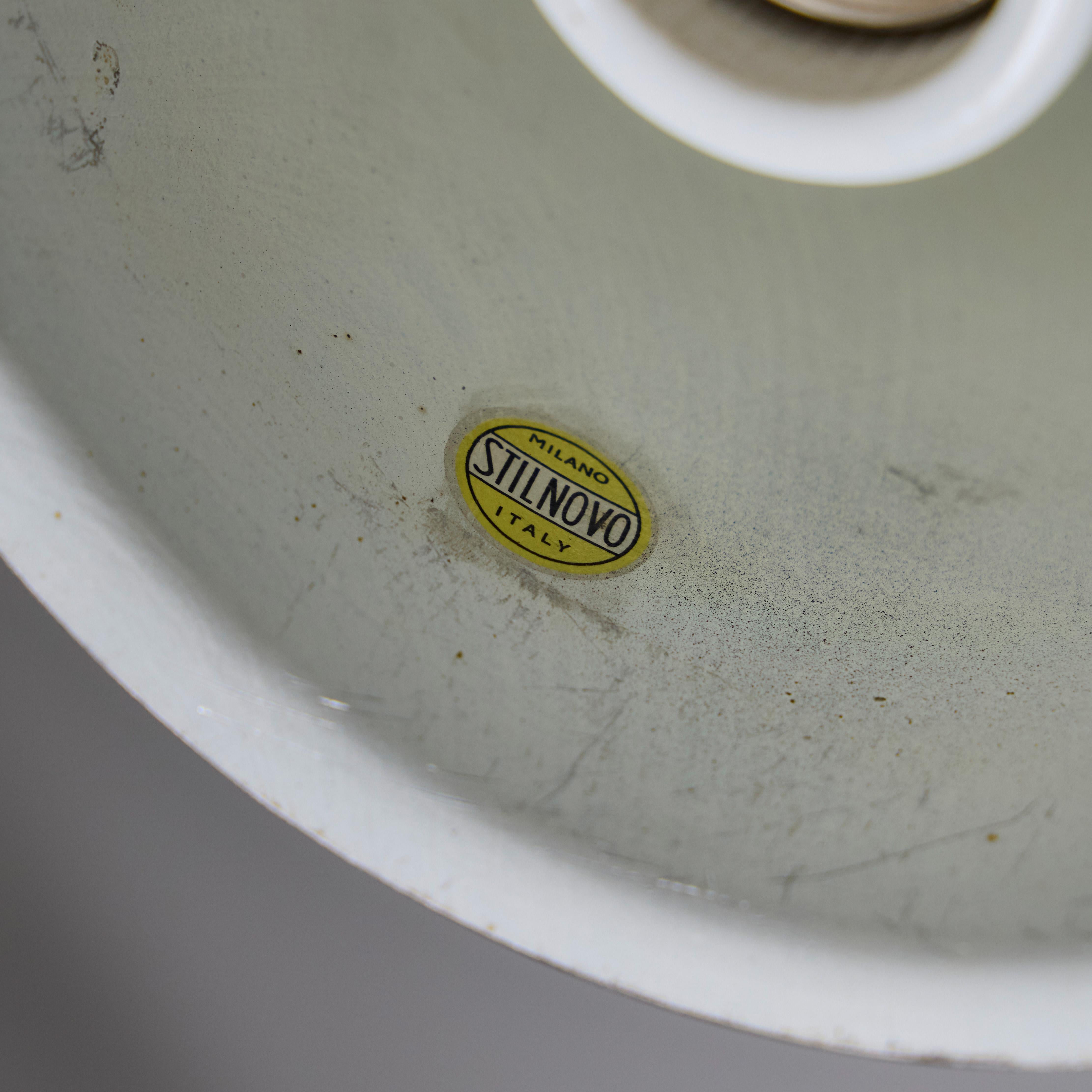 Italiano Grande lampada da soffitto in metallo nero e vetro opalino dello Stilnovo del 1950 di Bruno Gatta in vendita