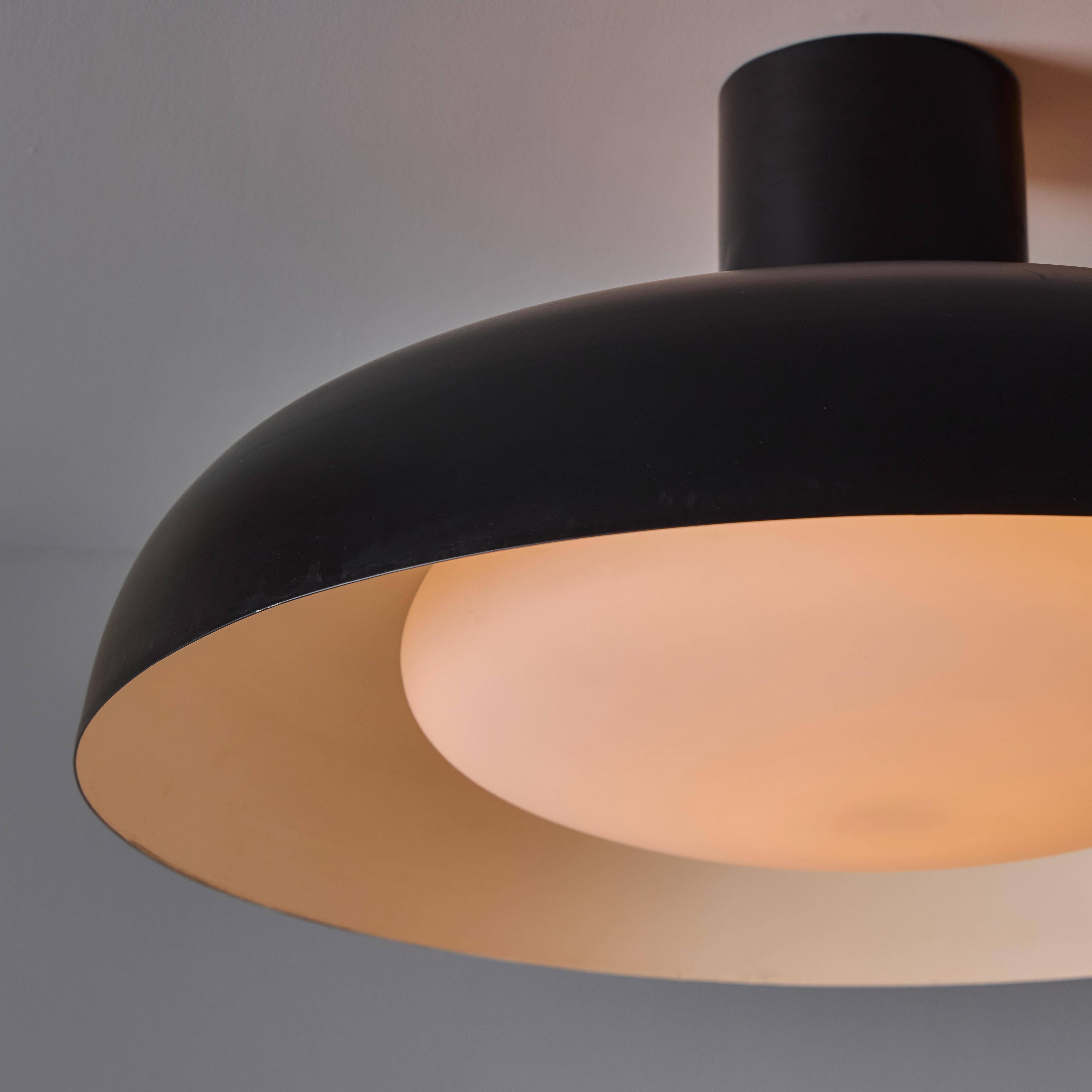 Dipinto Grande lampada da soffitto in metallo nero e vetro opalino dello Stilnovo del 1950 di Bruno Gatta in vendita