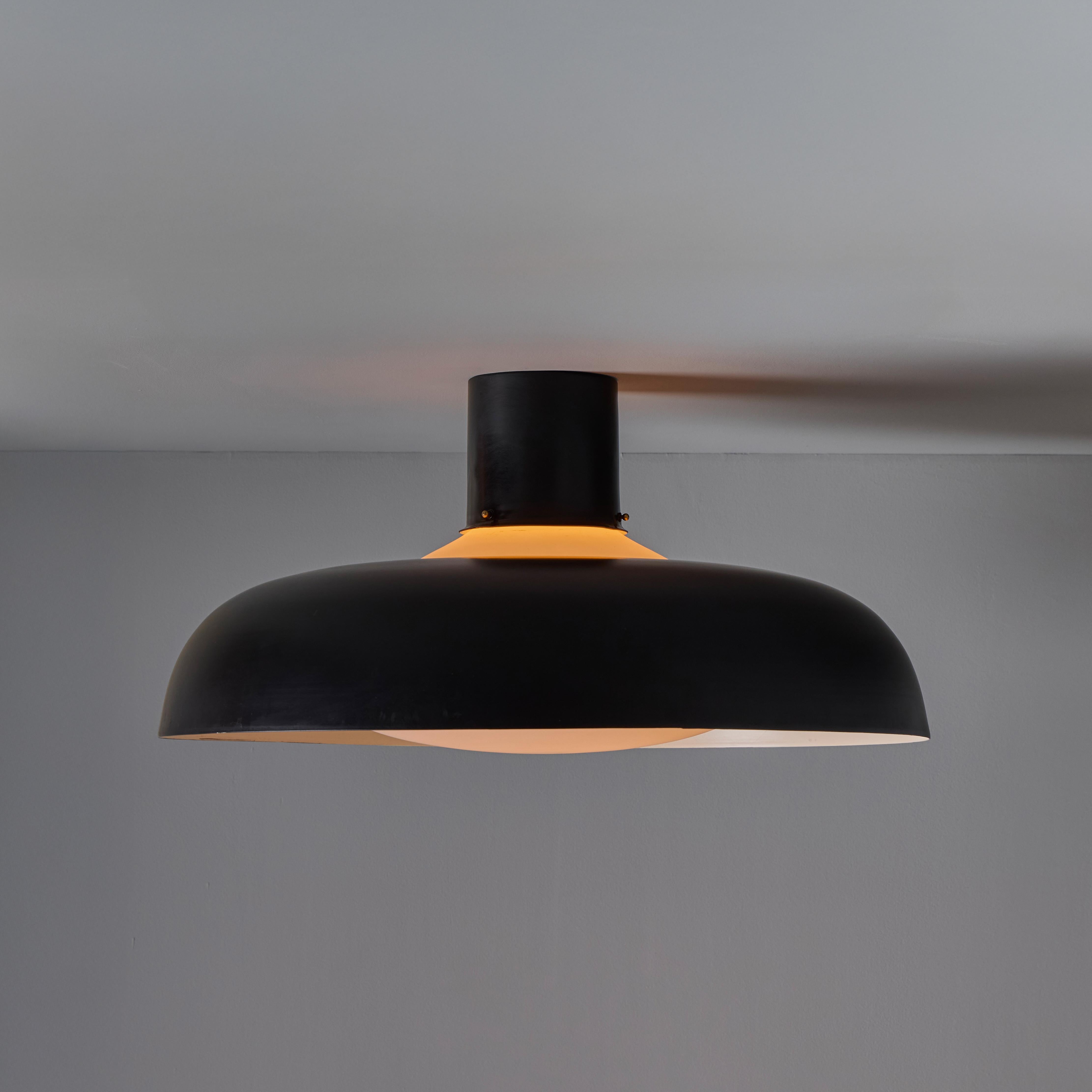 Grande lampada da soffitto in metallo nero e vetro opalino dello Stilnovo del 1950 di Bruno Gatta In condizioni buone in vendita a Glendale, CA