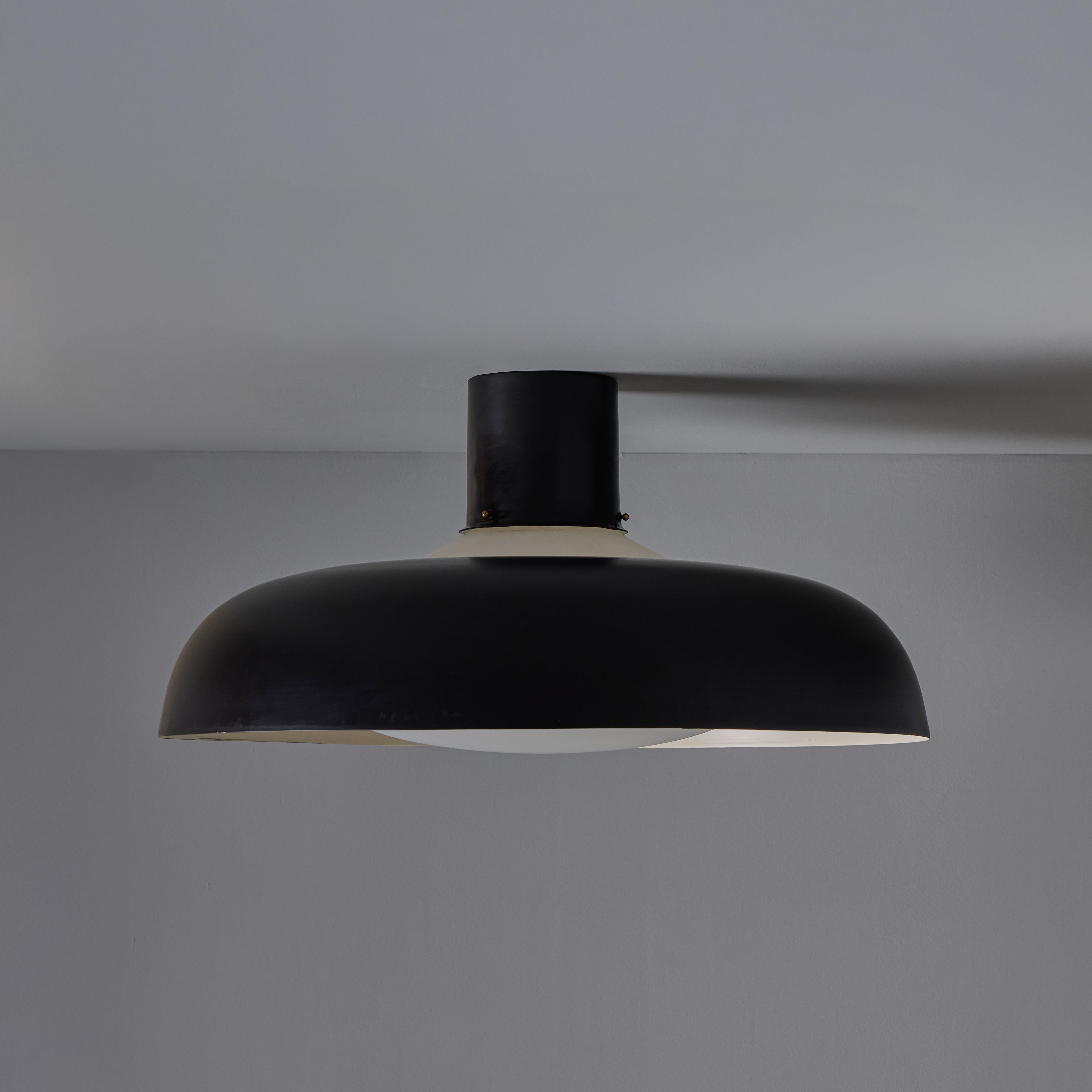 Metà XX secolo Grande lampada da soffitto in metallo nero e vetro opalino dello Stilnovo del 1950 di Bruno Gatta in vendita
