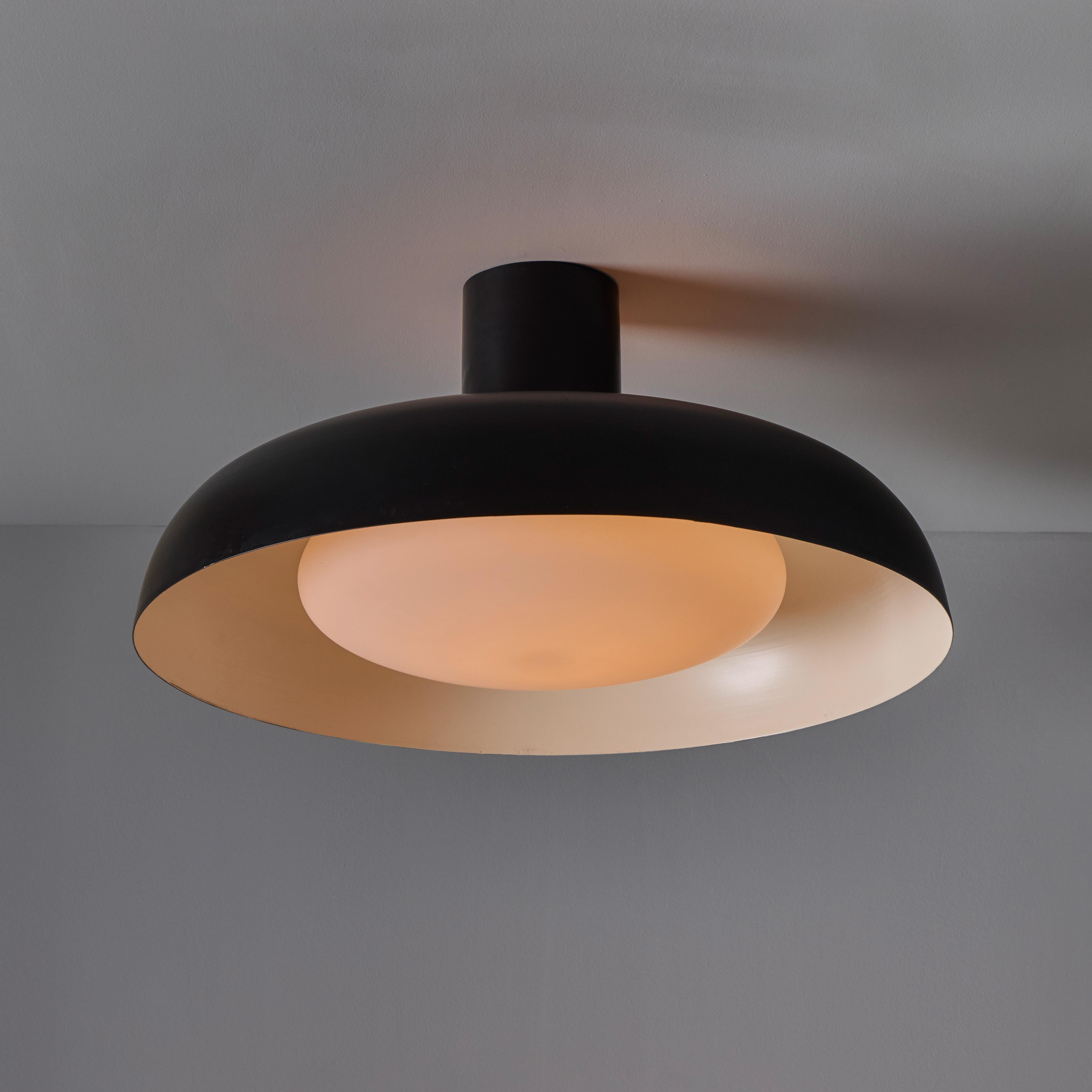 Metallo Grande lampada da soffitto in metallo nero e vetro opalino dello Stilnovo del 1950 di Bruno Gatta in vendita