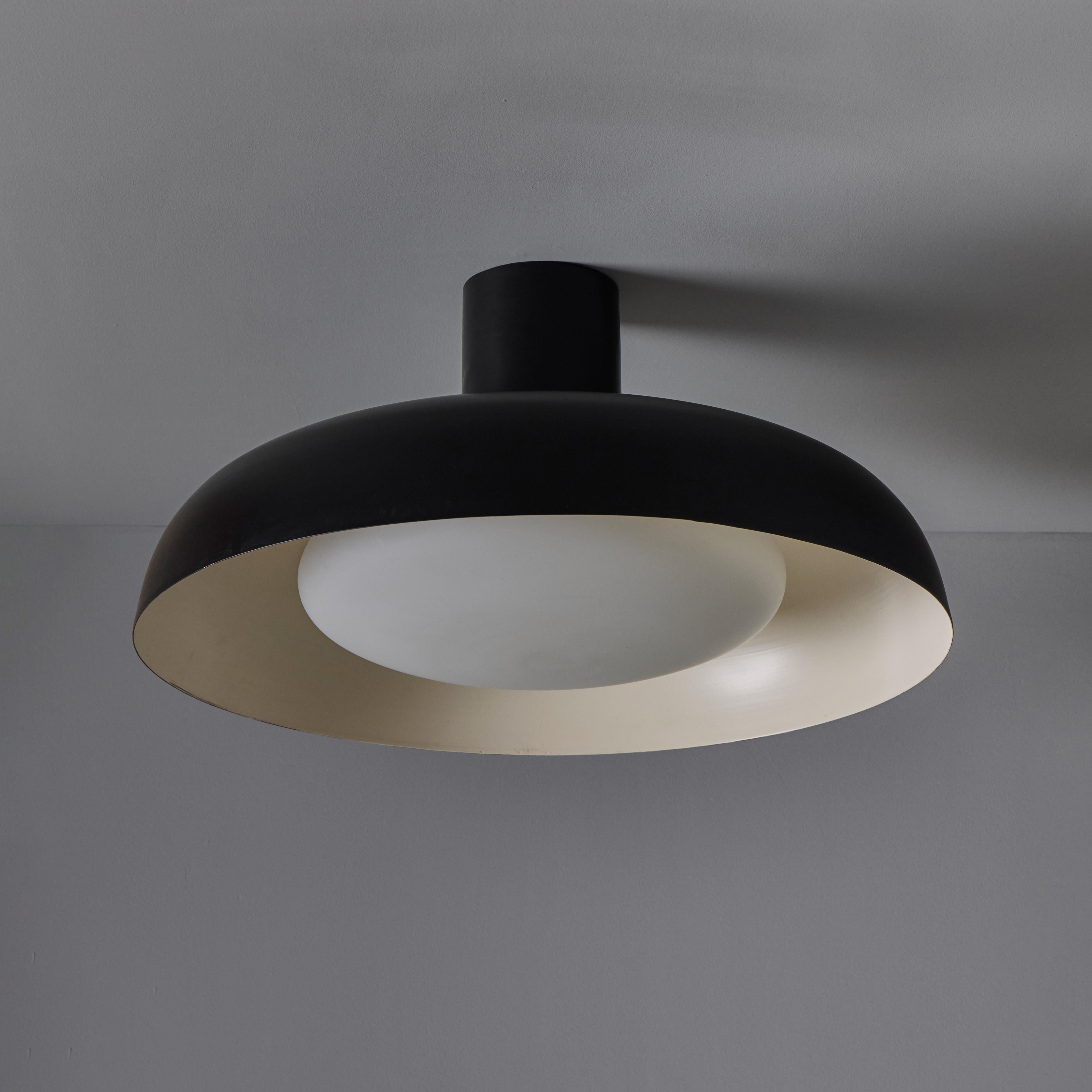 Grande lampada da soffitto in metallo nero e vetro opalino dello Stilnovo del 1950 di Bruno Gatta in vendita 1