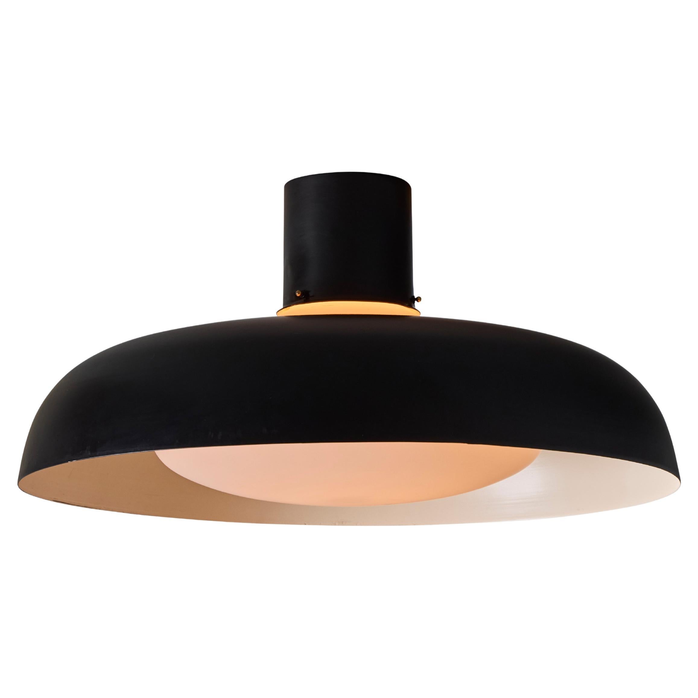 Grande lampada da soffitto in metallo nero e vetro opalino dello Stilnovo del 1950 di Bruno Gatta in vendita