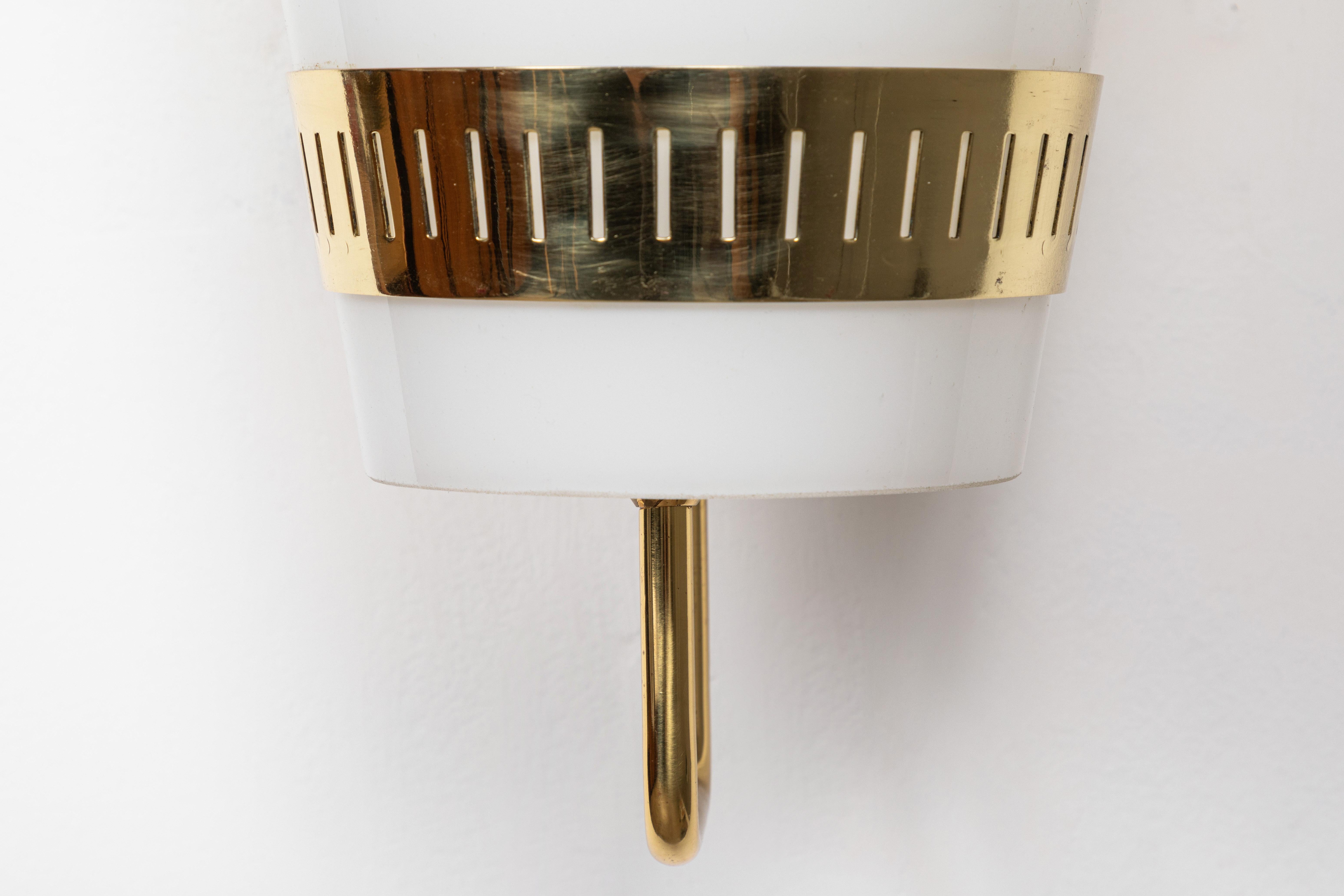 Large 1950s Stilnovo Brass and Glass Sconce For Sale 5