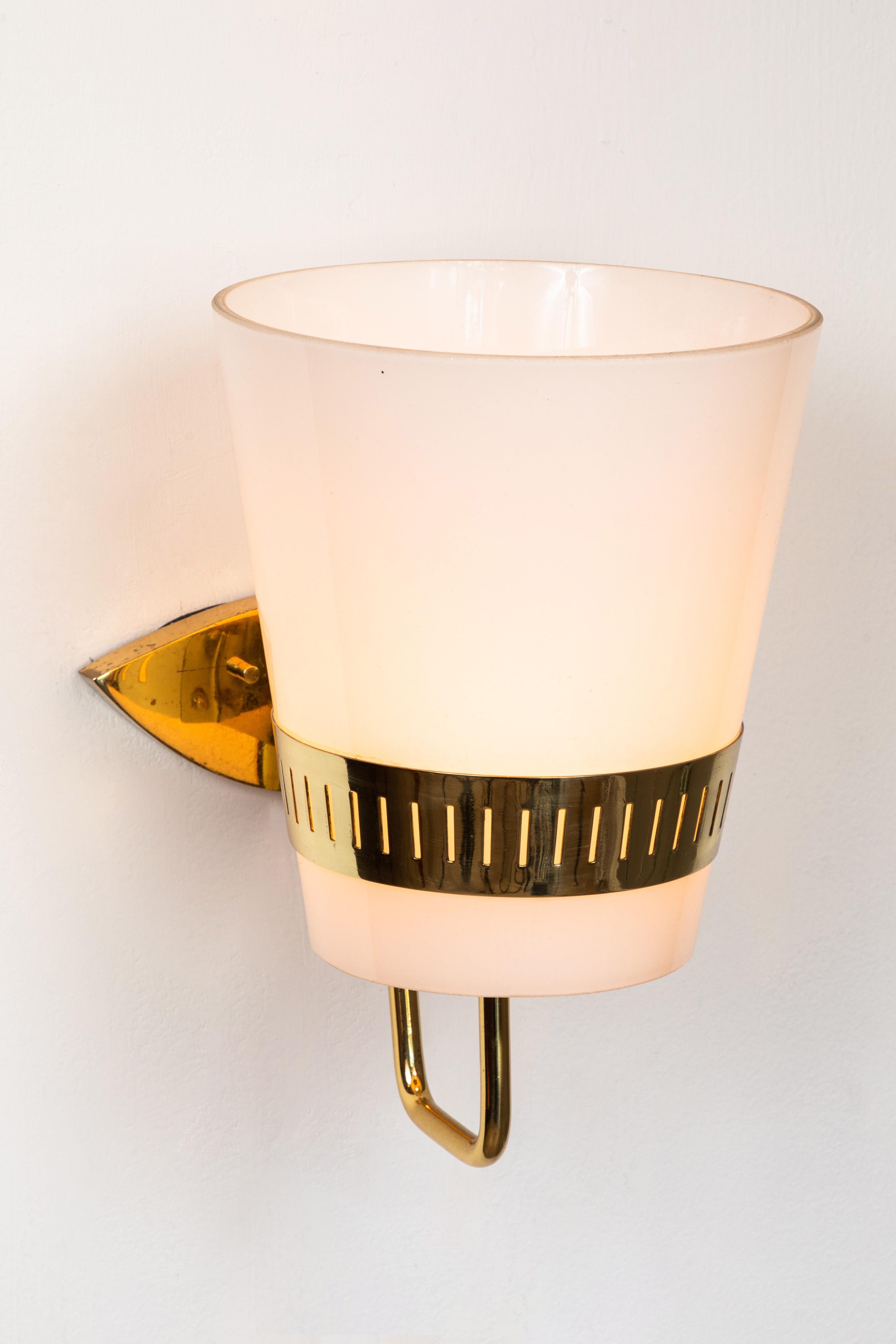 Large 1950s Stilnovo Brass and Glass Sconce In Good Condition For Sale In Glendale, CA