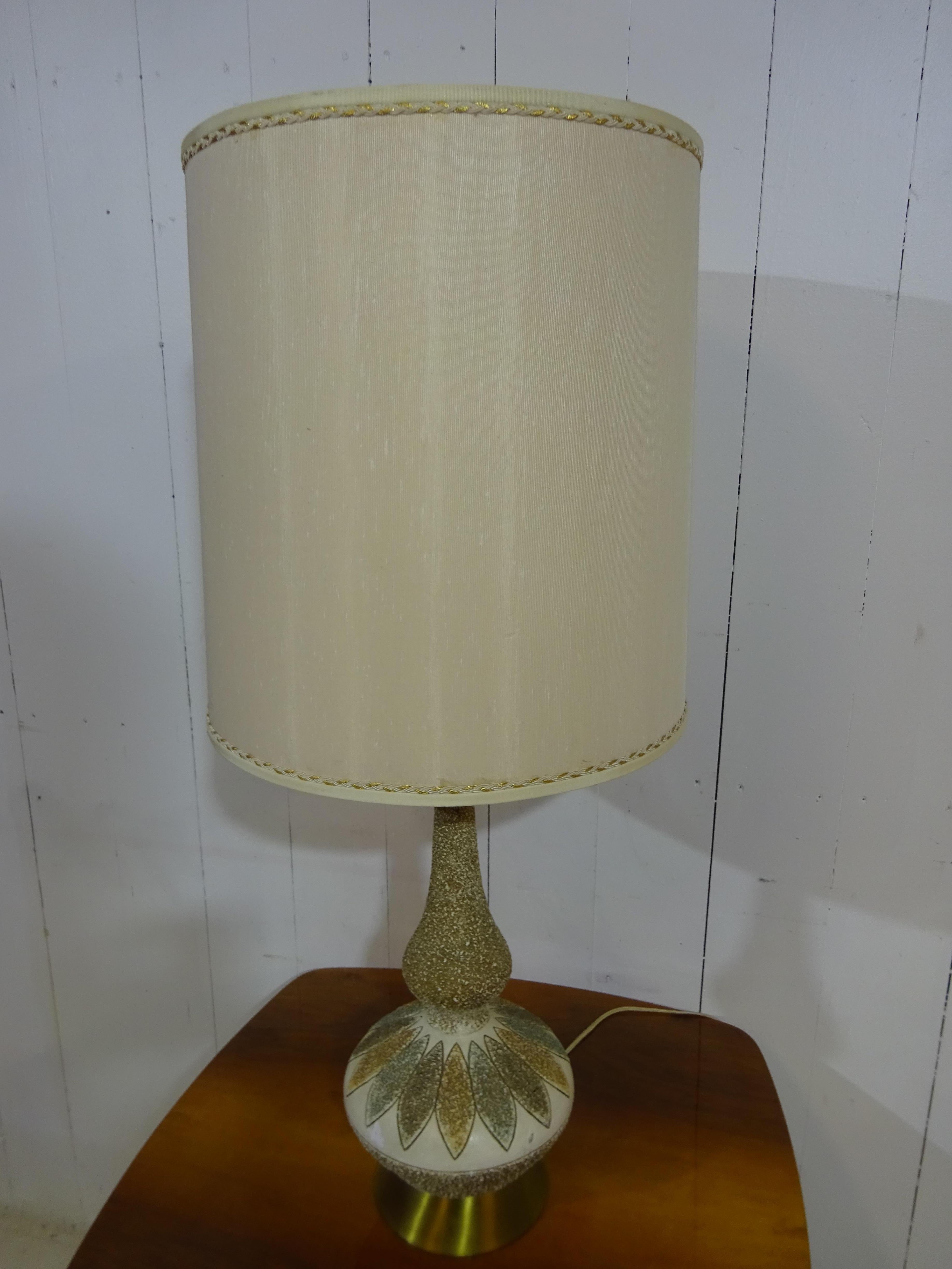 Laiton Grande lampe de table des années 1950 en vente