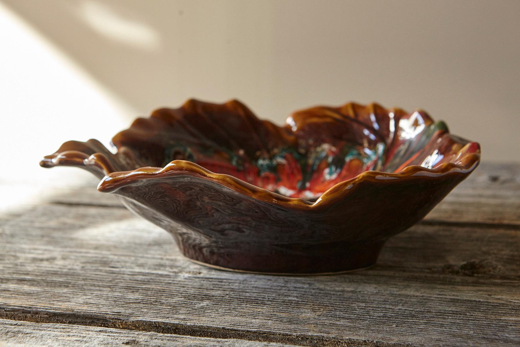 Große 1950er Vallauris Majolika-Platte mit roten Blättern, Frankreich im Angebot 2