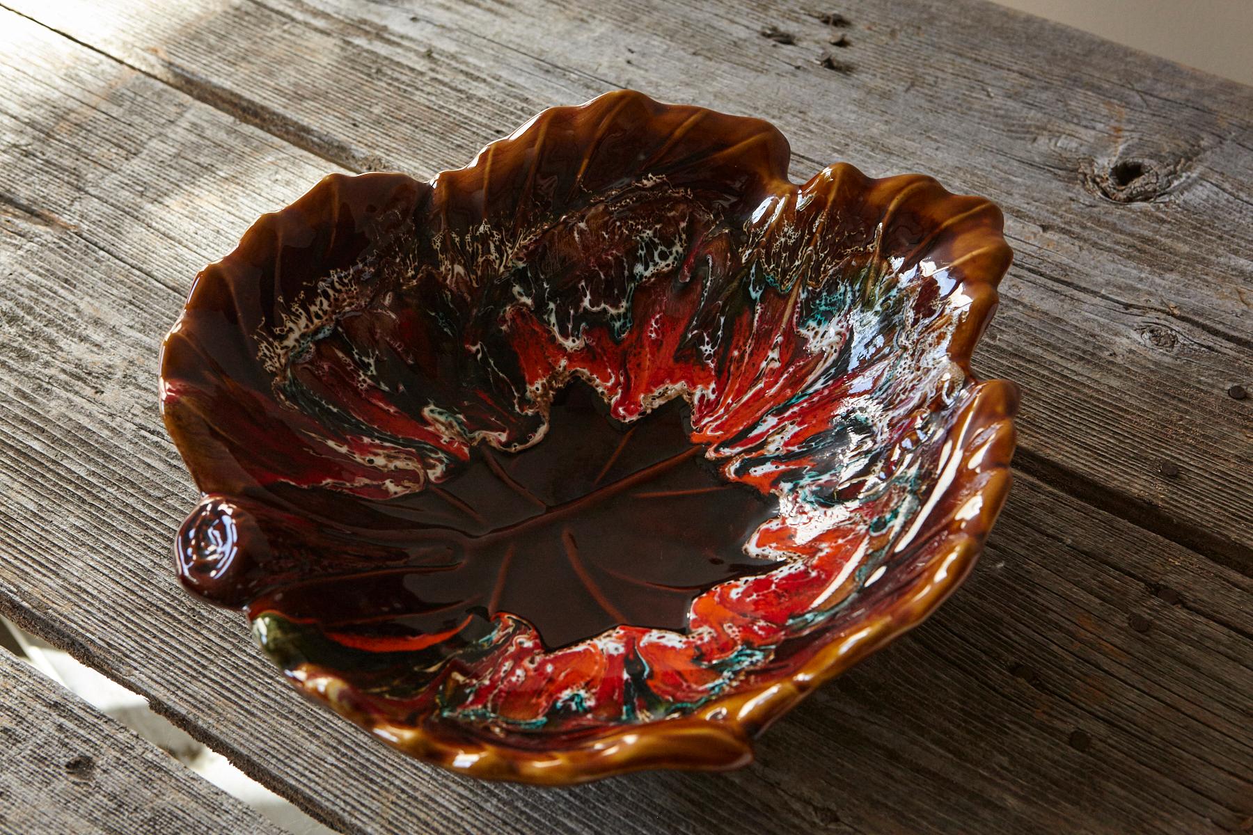 Große 1950er Vallauris Majolika-Platte mit roten Blättern, Frankreich (Moderne der Mitte des Jahrhunderts) im Angebot