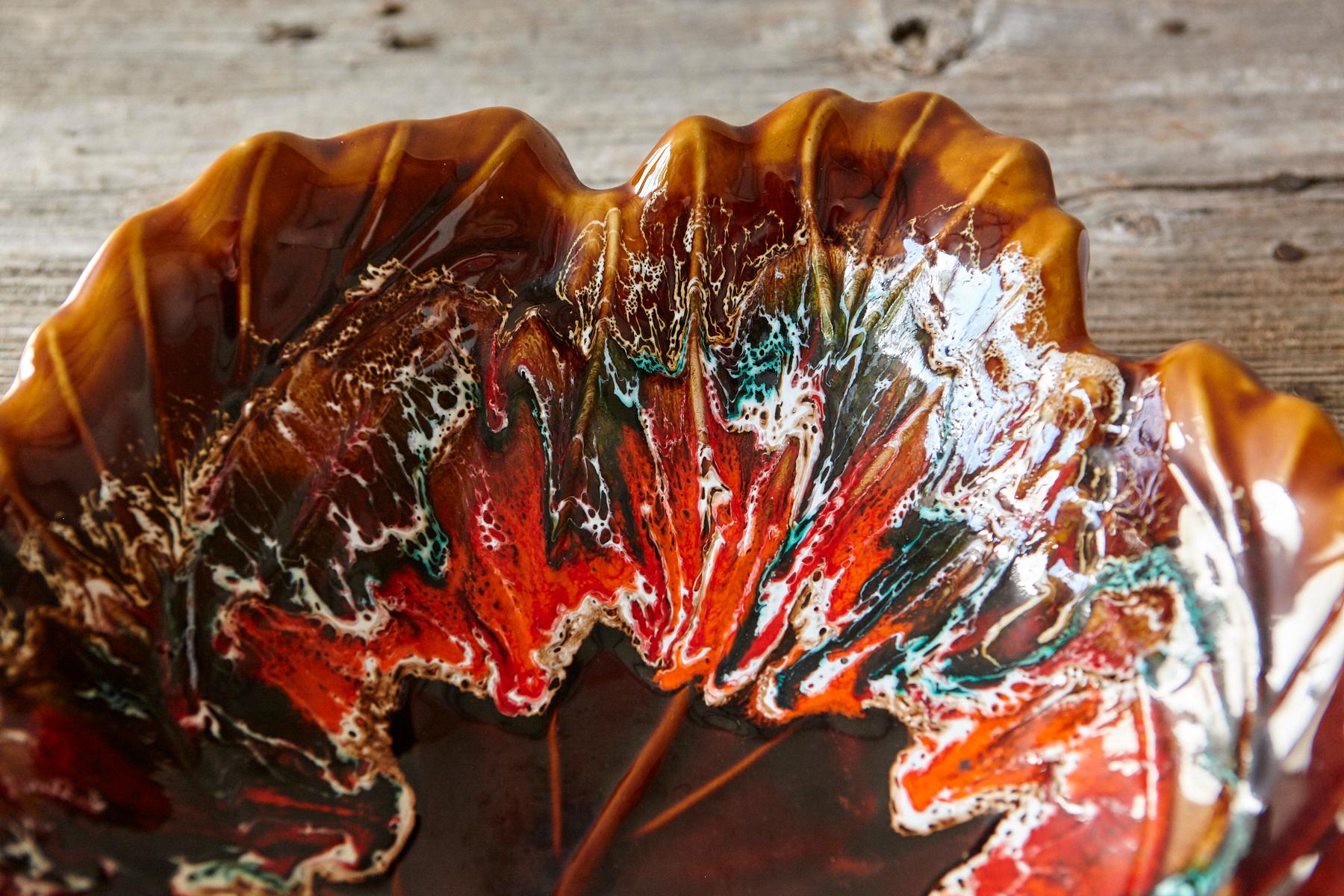 Große 1950er Vallauris Majolika-Platte mit roten Blättern, Frankreich (Französisch) im Angebot