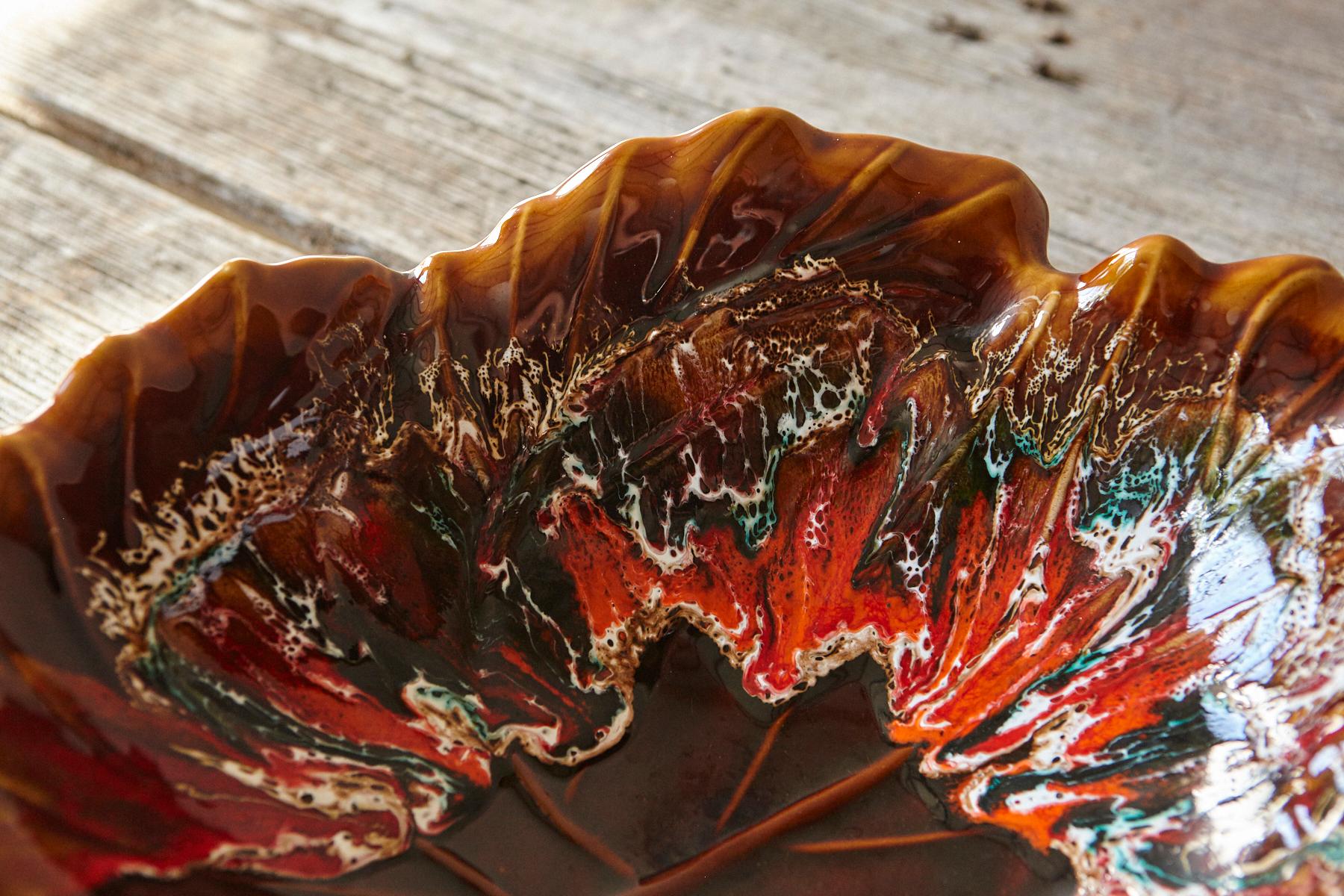 Große 1950er Vallauris Majolika-Platte mit roten Blättern, Frankreich (Glasiert) im Angebot