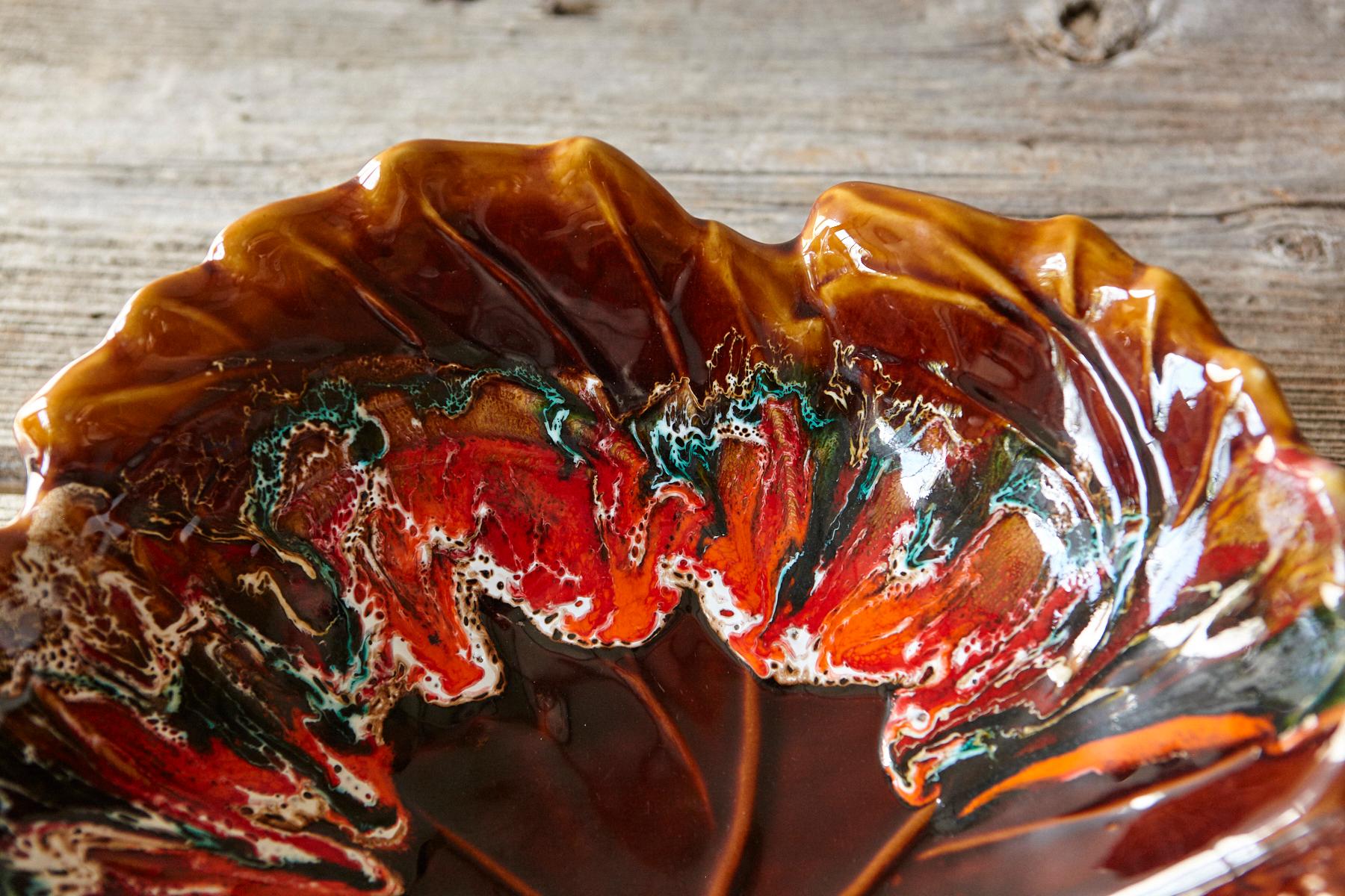 Große 1950er Vallauris Majolika-Platte mit roten Blättern, Frankreich im Zustand „Gut“ im Angebot in Aramits, Nouvelle-Aquitaine