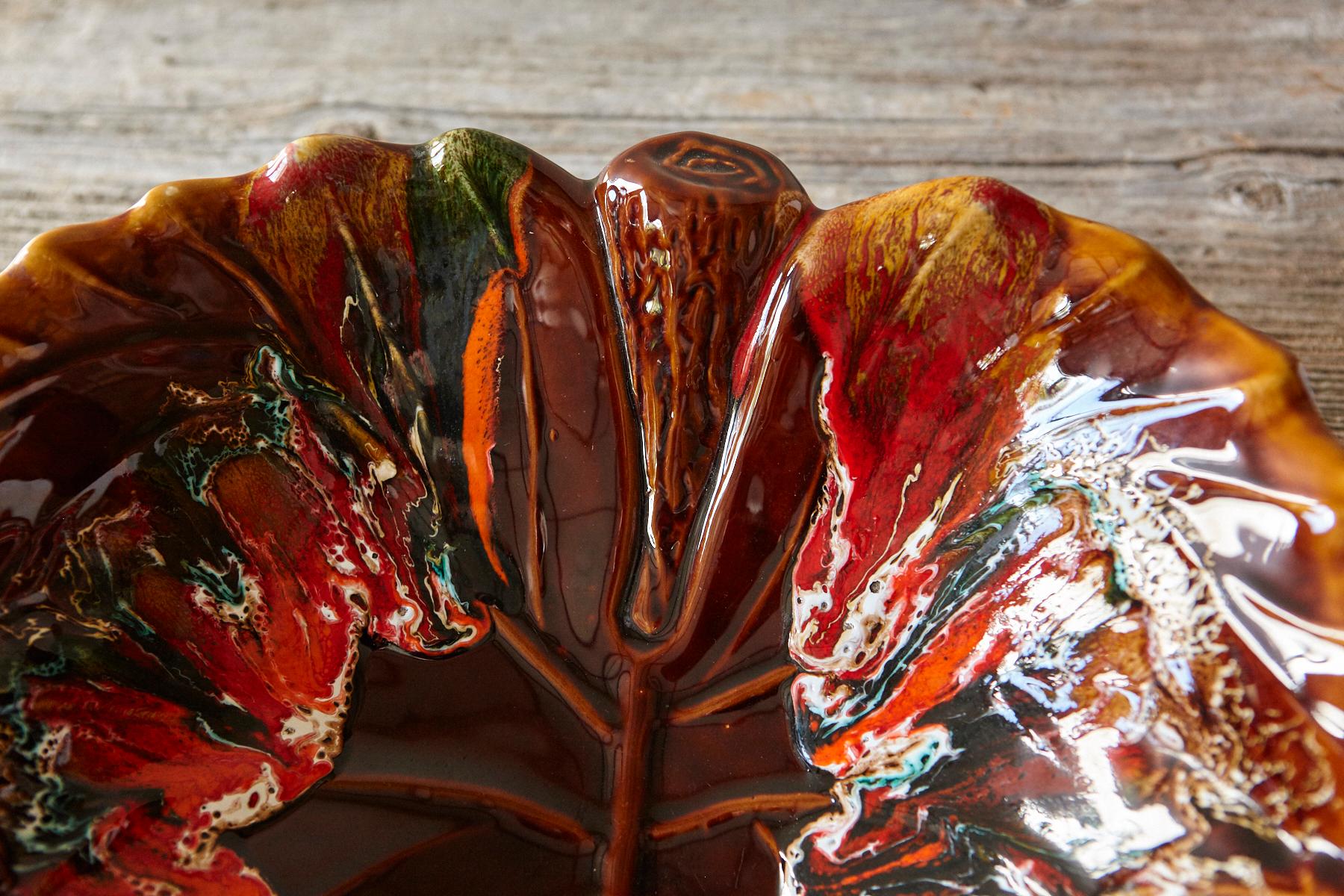 Große 1950er Vallauris Majolika-Platte mit roten Blättern, Frankreich (20. Jahrhundert) im Angebot