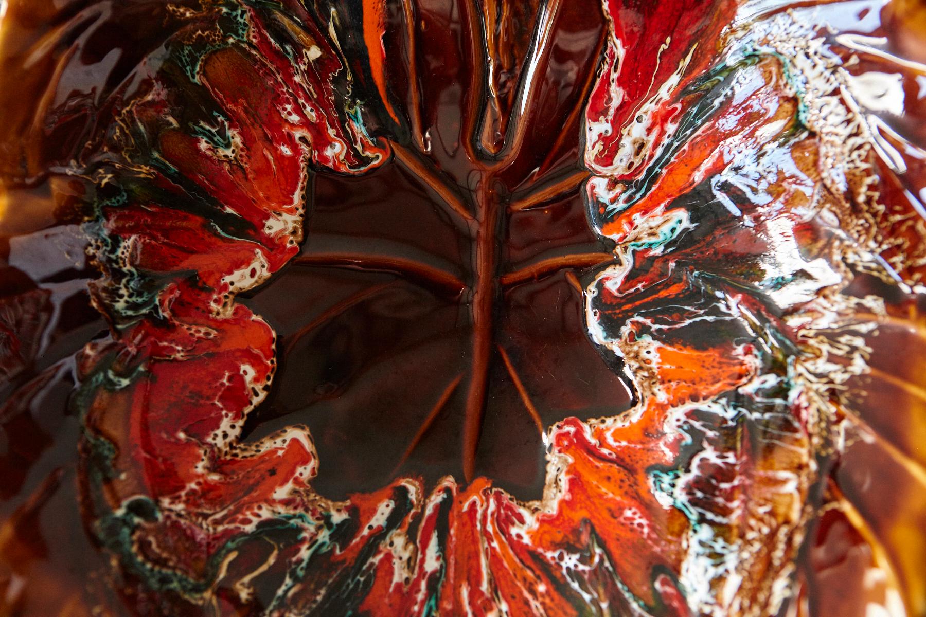 Große 1950er Vallauris Majolika-Platte mit roten Blättern, Frankreich (Keramik) im Angebot