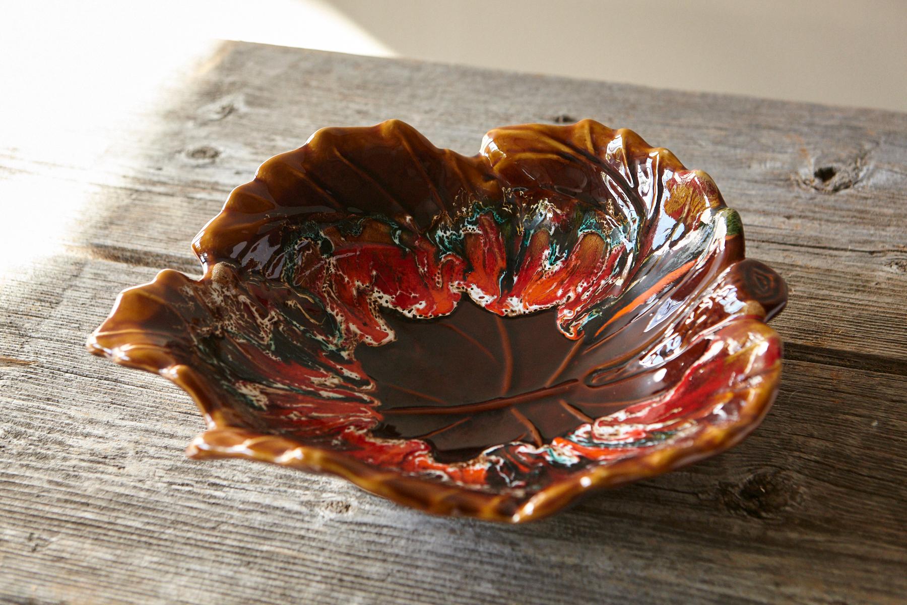 Große 1950er Vallauris Majolika-Platte mit roten Blättern, Frankreich im Angebot 1