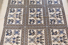 Großes mexikanisches Textil aus den 1950er Jahren mit geometrischem Kreuzstichmuster und Vögeln