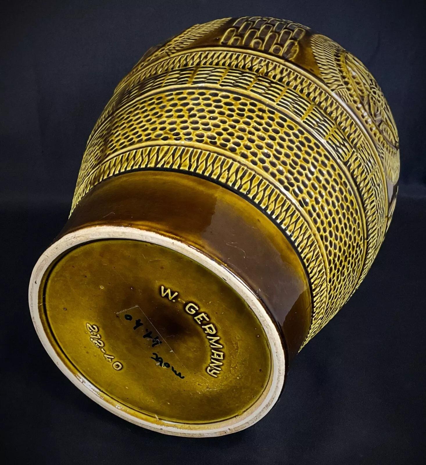 Diese beeindruckende, große westdeutsche Keramikvase oder -kanne aus den 1950er Jahren ist ein auffallendes Stück Handwerkskunst aus der Mitte des Jahrhunderts mit einer schönen Craquelé-Glasuroberfläche. Mit einer Höhe von 40 cm (15,7 Zoll) und