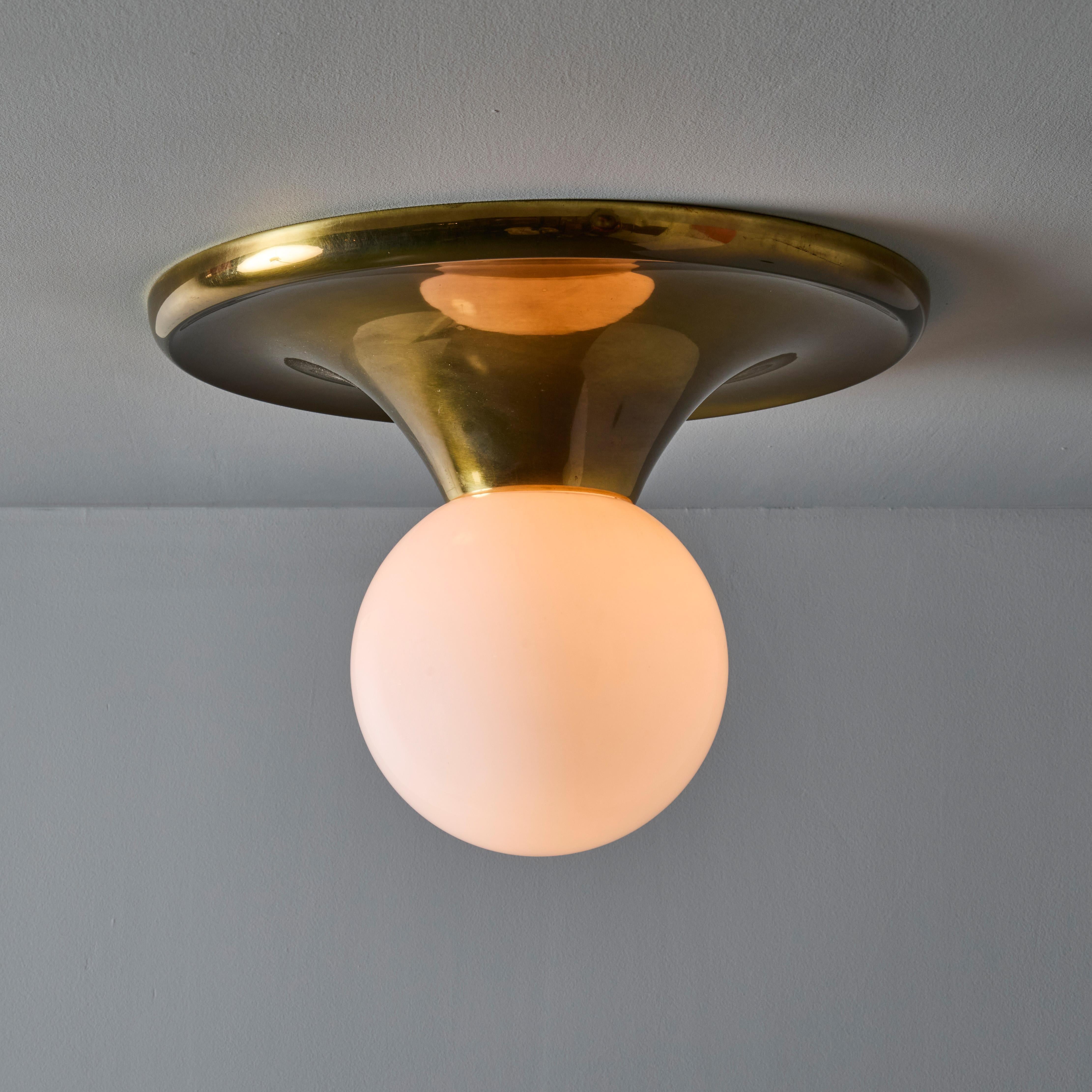 Grande lampada da parete o da soffitto di Achille Castiglioni & Pier Giacomo Castiglioni del 1960. Progettata nel 1965, questa rara variante è realizzata in ottone patinato e vetro opalino. Un design di metà secolo incredibilmente raffinato e