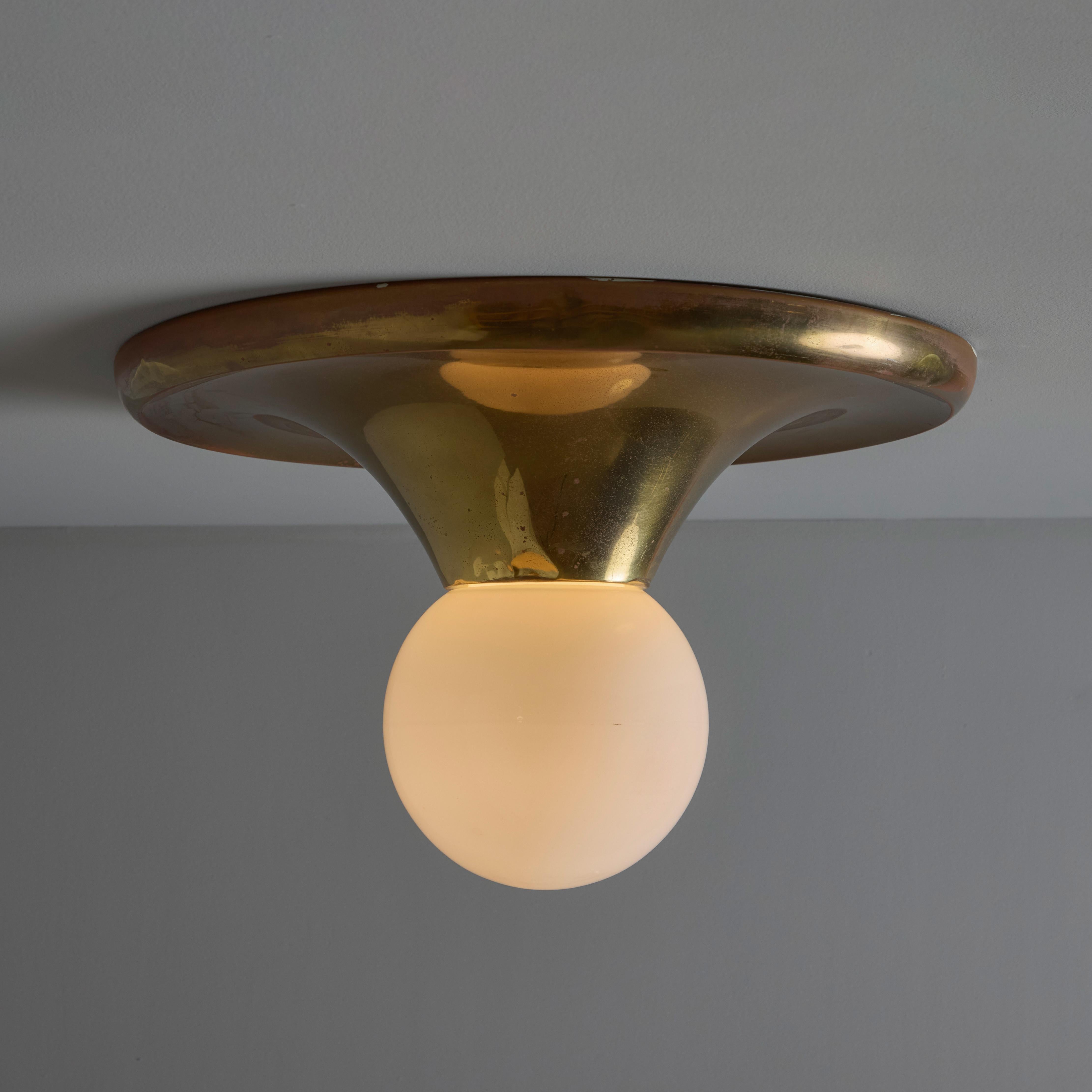 Vetro opalino Grande lampada da parete o da soffitto di Achille Castiglioni & Pier Giacomo Castiglioni degli anni '60, chiamata 