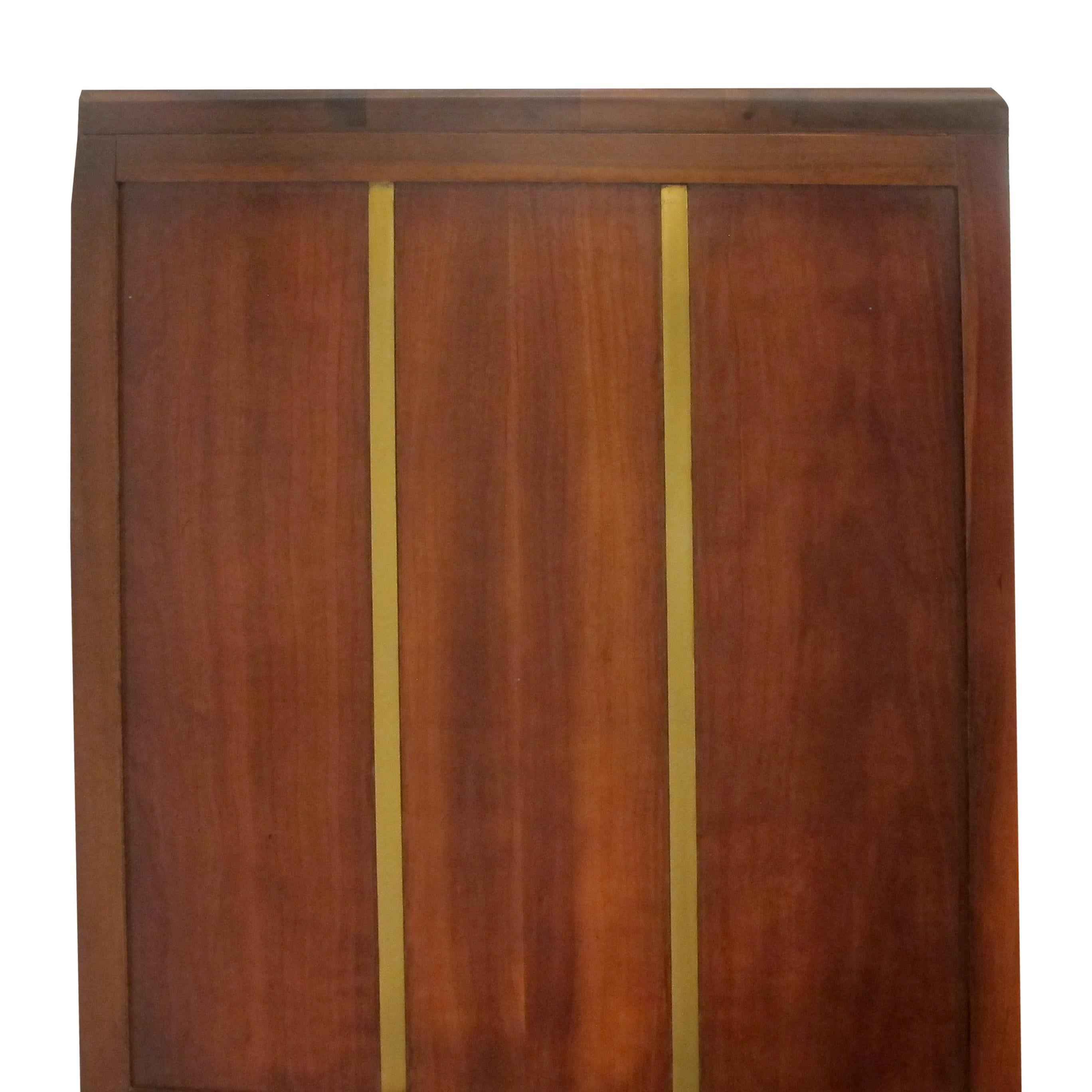 Large 1960s American Oak Tallboy with Brass Inlay by Vanleigh Furniture In Good Condition In London, GB