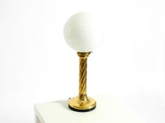 Große Messing-Tischlampe aus den 1960er Jahren mit Milchglasglocke